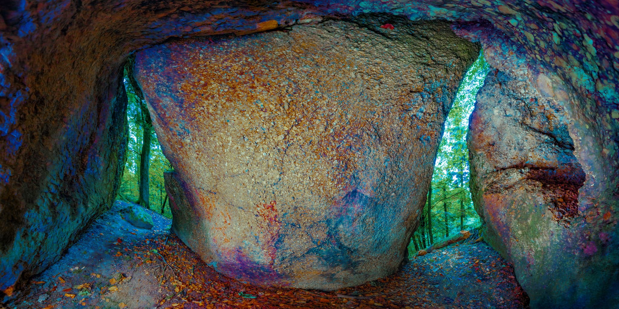 Felsmalerei am Teufelsfelsen, Teufelsstein im Wald bei Bad Griesbach, Passau, Niederbayern. Das Bild zeigt einen Durchgang zwischen zwei großen Felsen.