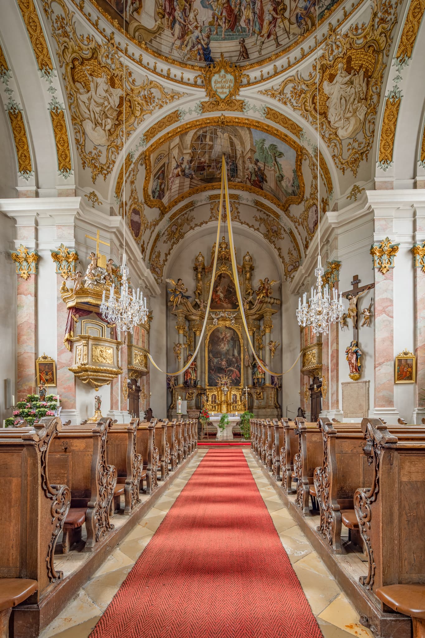 Besuchen Sie die wunderschöne Pfarrkirche St. Vitus in Kirchweidach, Landkreis Altötting, Oberbayern, Region Inn-Salzach, Deutschland.