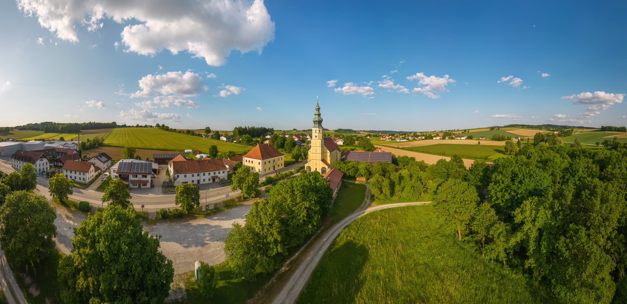 Malerisches Luftbild der Wallfahrtskirche Mariä Himmelfahrt in Sammarei, Ortenburg, Passau, Niederbayern. Idyllische Pilgerstätte in Deutschland.