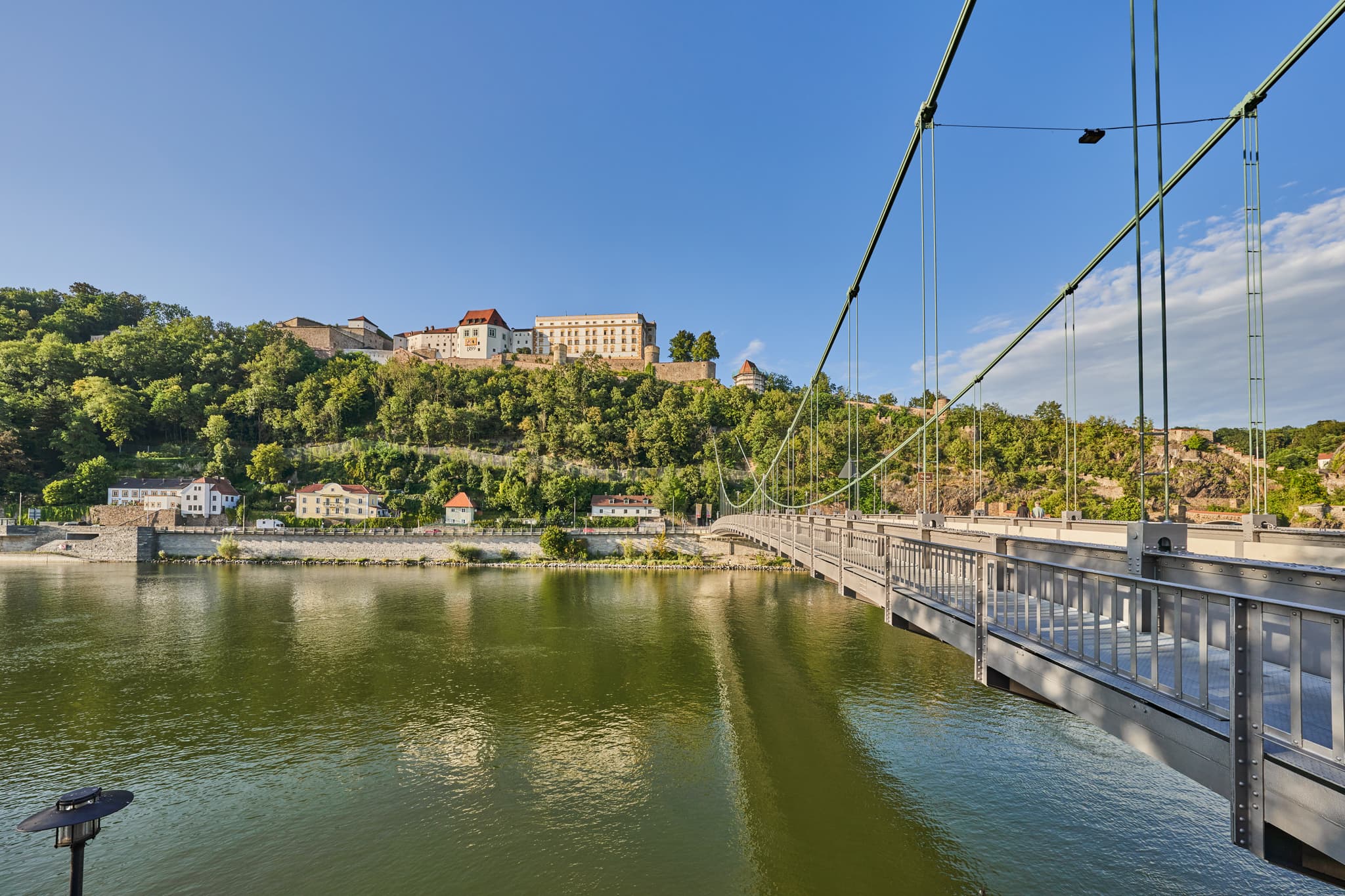 Die Prinzregent-Luitpold-Brücke in Passau, Niederbayern, Bayern, bietet einen atemberaubenden Blick auf die Stadt und den Fluss Inn. Deutschland.