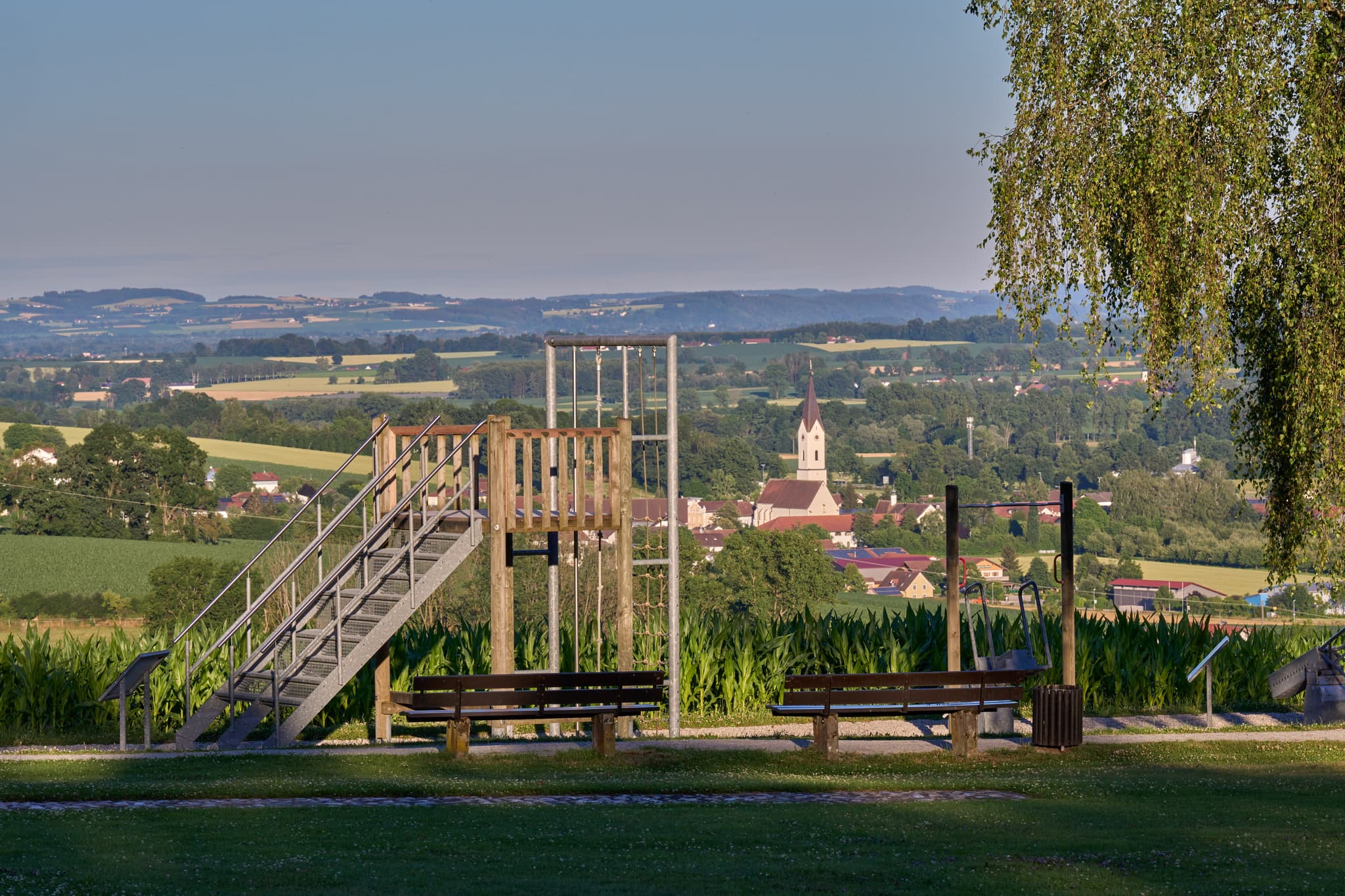 Entdecken Sie die Motorikanlage im idyllischen Kurpark von Bad Griesbach. Eine Erholungslandschaft im Landkreis Passau, Niederbayern im Bäderdreieck.
