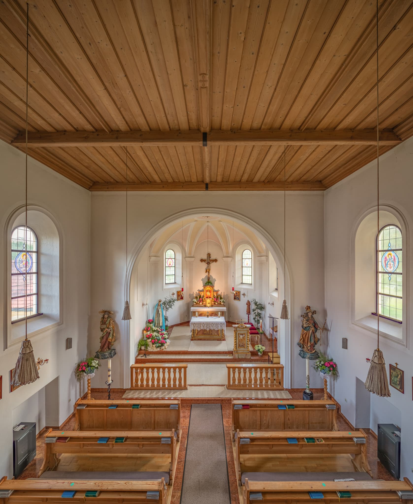 Kirche mit Altar, Bänken und Holzbalkendecke, in Winterberg Aussicht, Gars am Inn, Mühldorf am Inn, Oberbayern, Inn-Salzach, Deutschland.