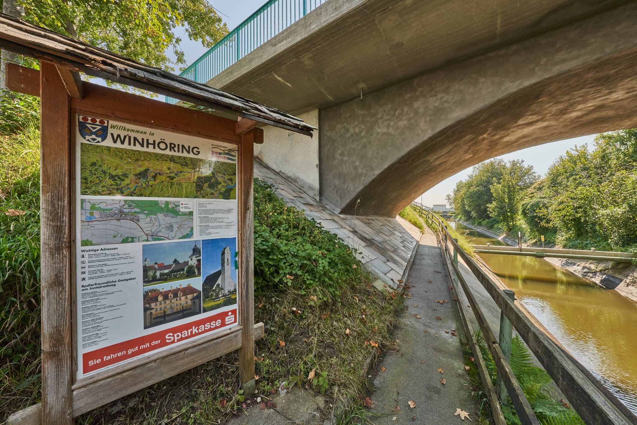 Die Brückenunterführung des Isenkanals bei Enhofen in Winhöring, Landkreis Altötting, Oberbayern, Region Inn-Salzach, Deutschland.