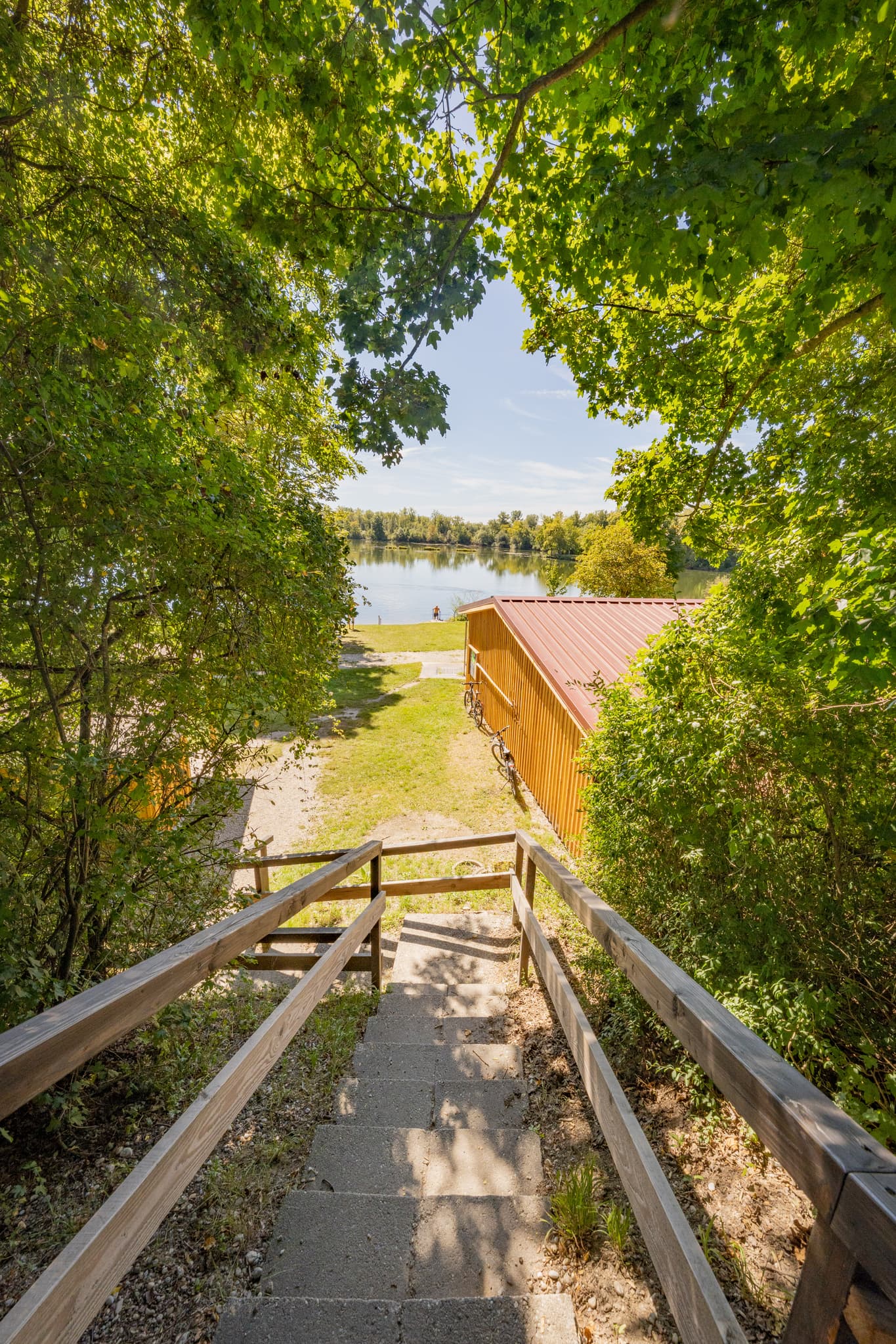 Waldsee Lago Sommer in Kirchdorf am Inn, Rottal-Inn, Niederbayern, Deutschland. Der Badesee Simbach im Bäderdreieck zeigt grüne Ufer unter blauem Himmel.