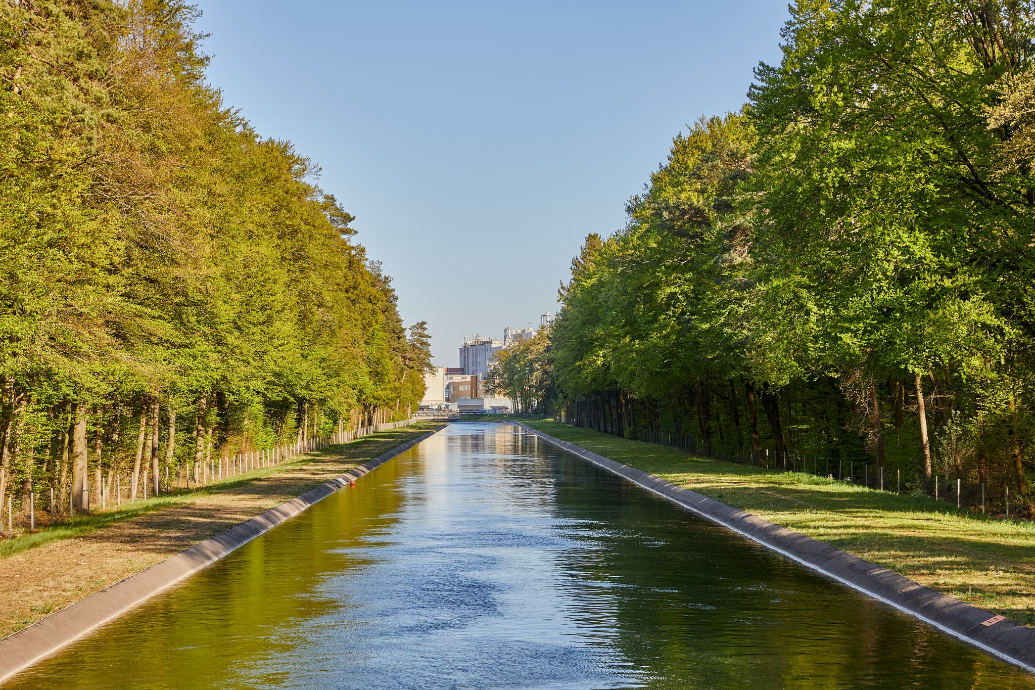 Alzkanal durch Burghauser Wald in Burghausen, Altötting, Oberbayern. Dieser Kanal, gelegen in der Region Inn-Salzach, Deutschland, führt zum Wacker-Werk.