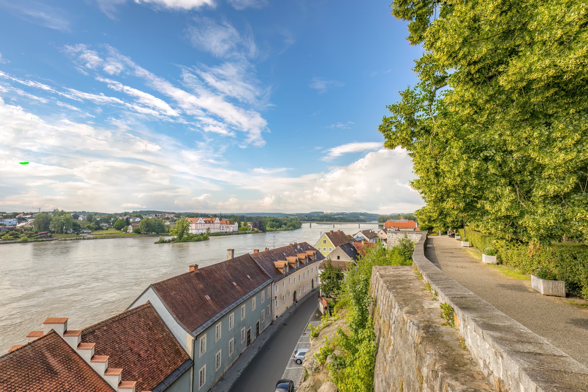 Aussichts vom Schlosspark Schärding über den Inn. Stadtansicht mit Gebäuden. Bezirk Linz, Oberösterreich.