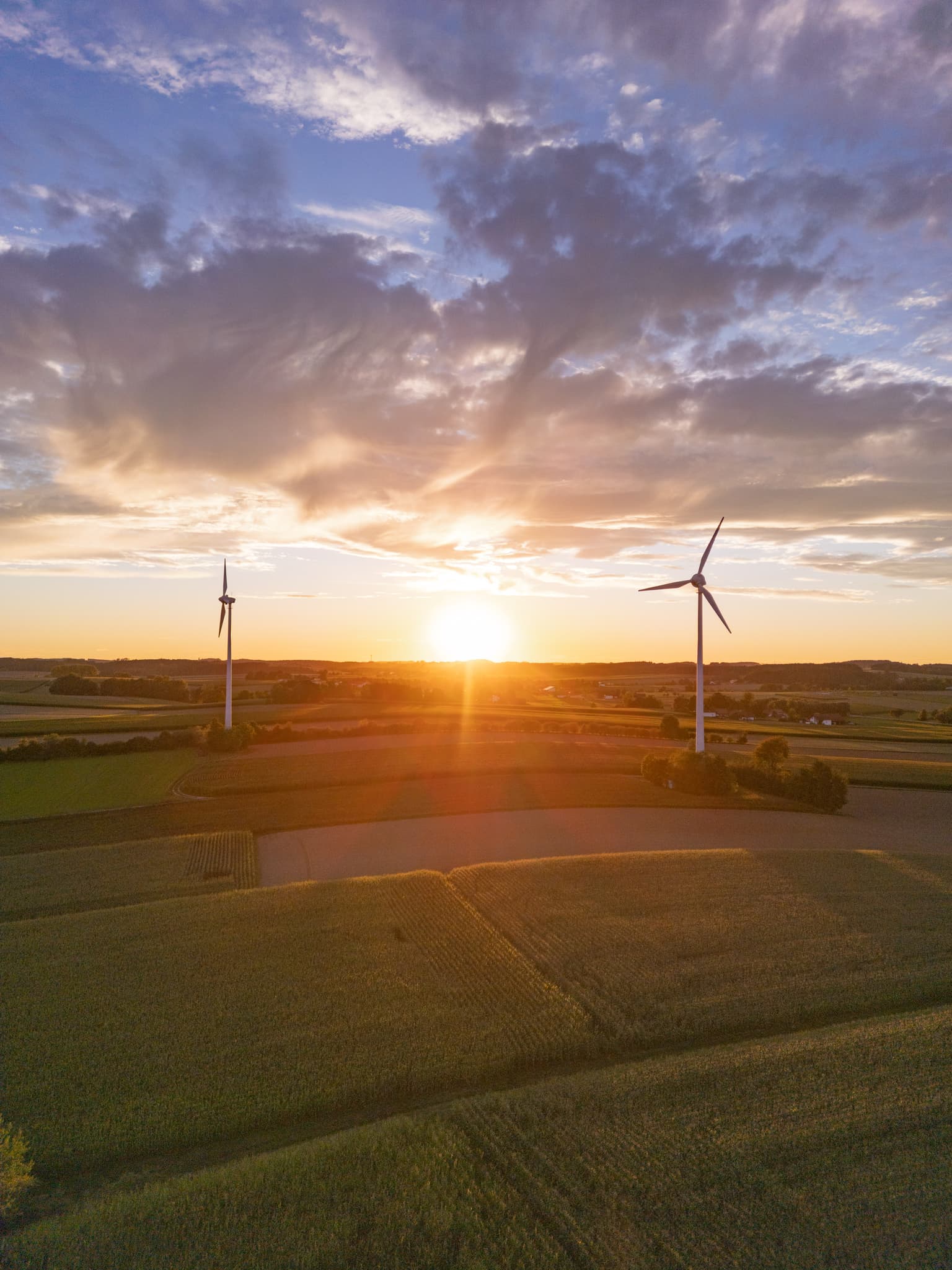 Windpark bei Sonnenuntergang in Dirnaich Windpark, Gangkofen, Landkreis Rottal-Inn, Niederbayern, Region Holzland, Deutschland.