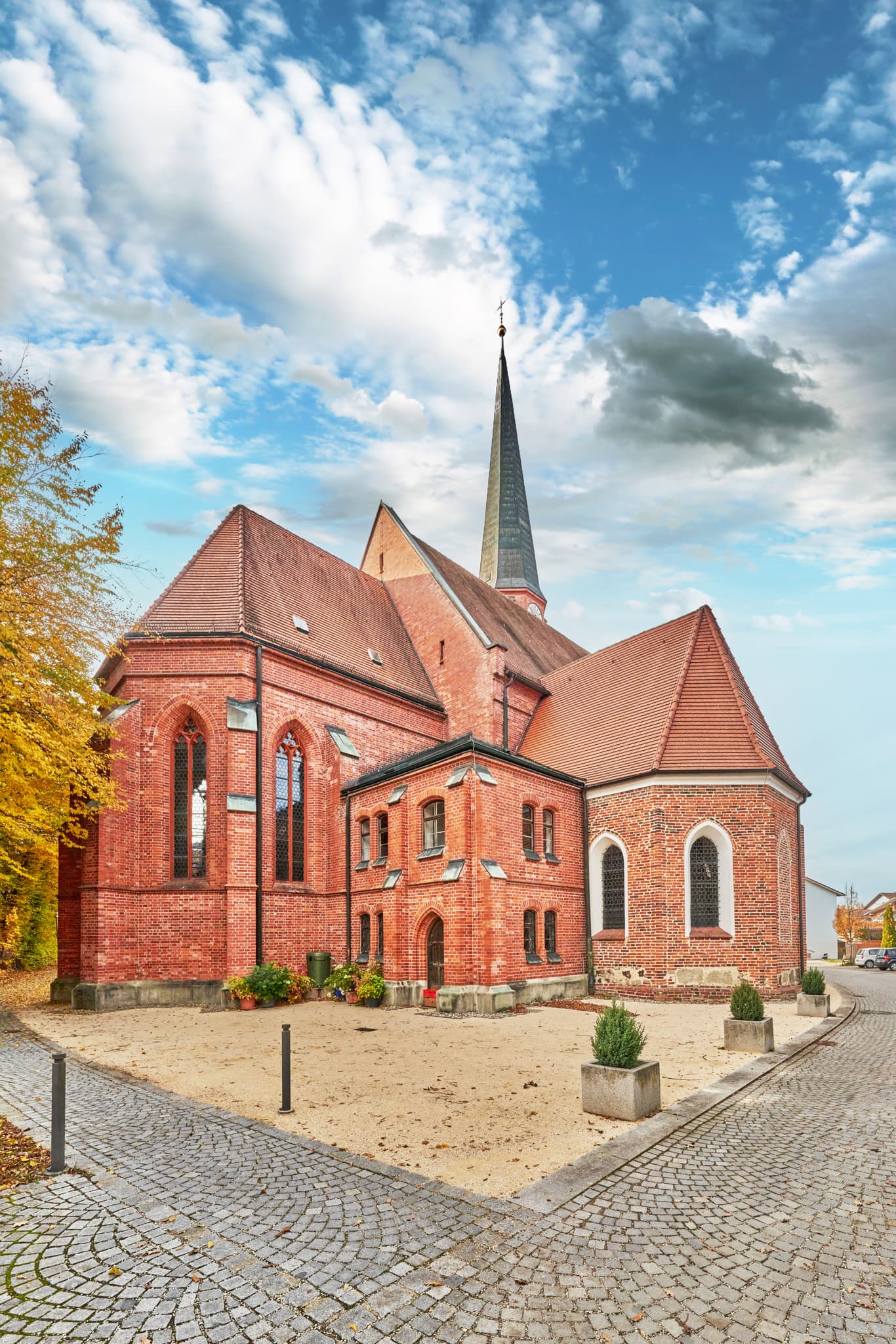 Die Kirche St. Stephanus Hörnliweg in Schönau, Rottal-Inn, Niederbayern, Deutschland. Dieser markante Ziegelbau prägt die Gemeinde im ländlichen Bäderdreieck.
