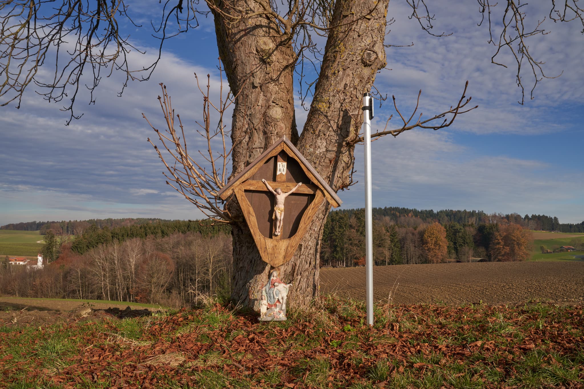 Wegkreuz in Aicher bei Birnbach, Gemeinde Perach, Landkreis Altötting, Oberbayern, Inn-Salzach, Bayern, Deutschland. Idyllisches Landschaftsbild.