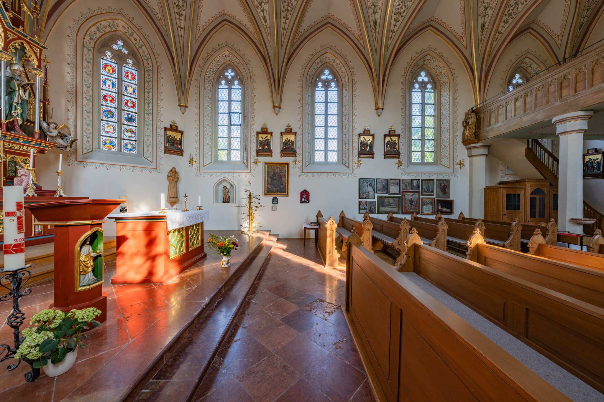 Altar der Backsteinkirche Maria Schutzder Christen in Kronberg, Bad Griesbach, Passau, Niederbayern, Deutschland. Kronberger Kirche