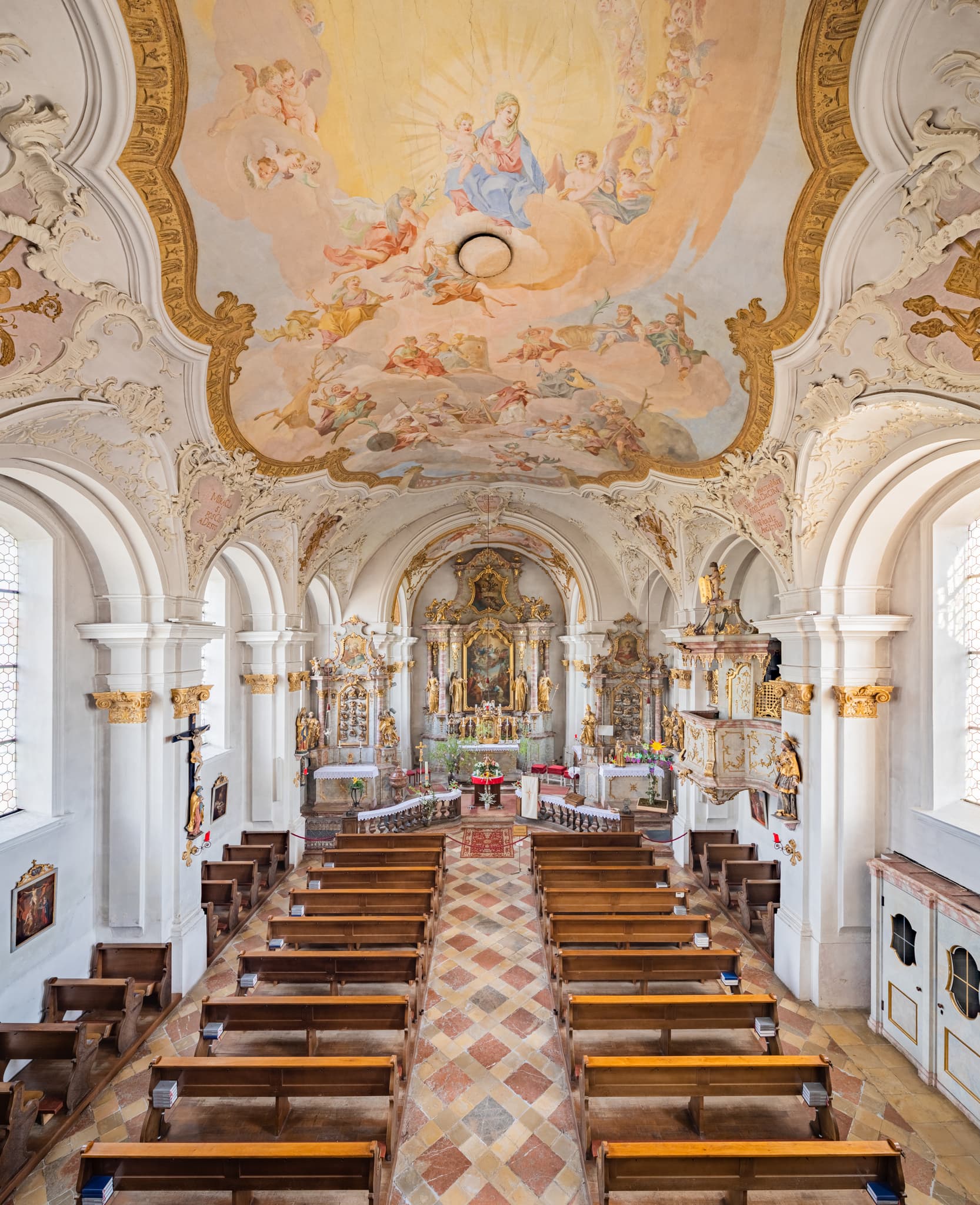 Innenansicht der Pfarrkirche Margarethenberg in Hirten, Burgkirchen, Altötting, Oberbayern. Barocke Kirche der Inn-Salzach Region, Altäre, Fresken, Holzbänken.