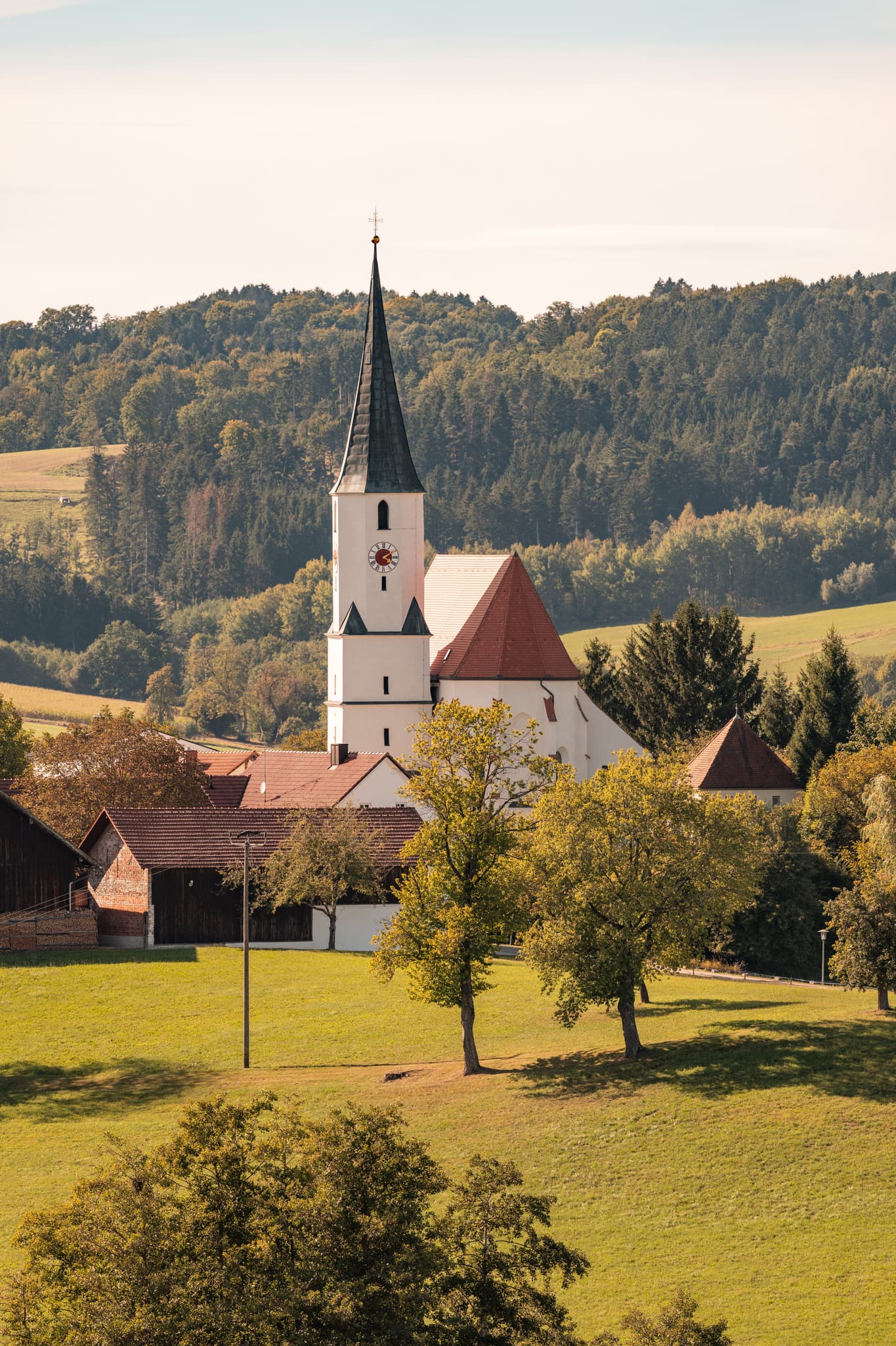 Aussicht auf Pfarrkirche St. Georg und Urban in Kaltenöd, Stubenberg, Rottal-Inn, Niederbayern, Deutschland, Holzland, Hügellandschaft.