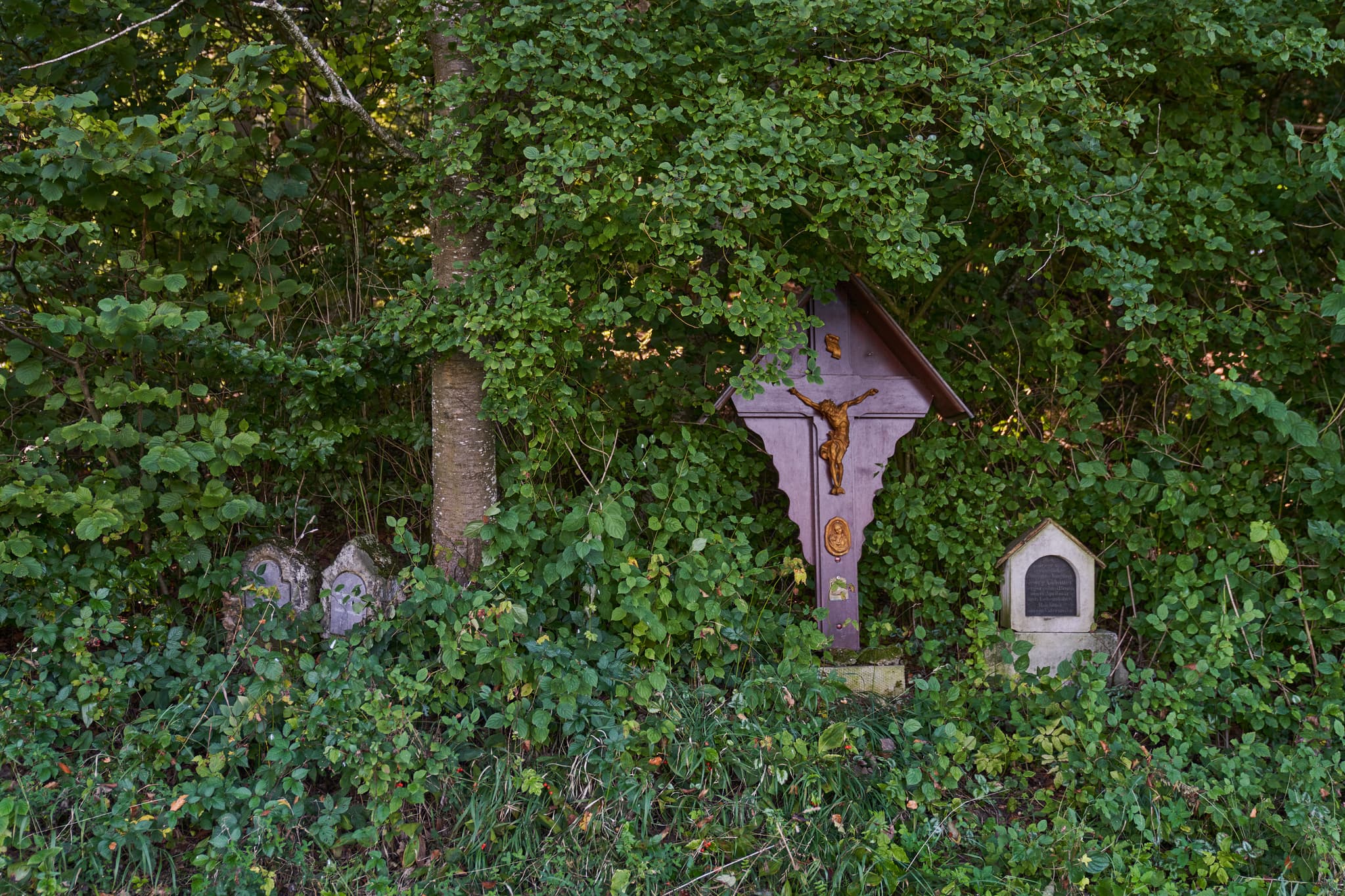 Wegkreuz am St.-Rupert-Pilgerweg bei Kastl im Landkreis Altötting, Oberbayern. Motiv aus der Region Inn-Salzach, Deutschland, eingebettet in grüne Natur.