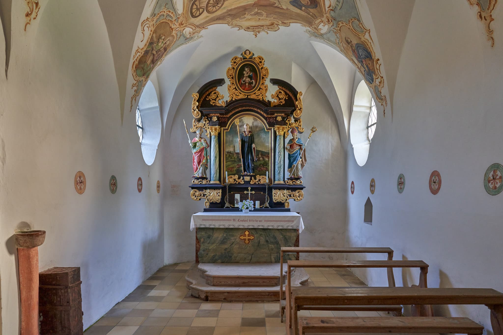Die kleine Kirche in Schildthurn, Zeilarn, Rottal-Inn, Niederbayern. Innenansicht zeigt Altar, Bänke, Fenster und Deckenmalereien.