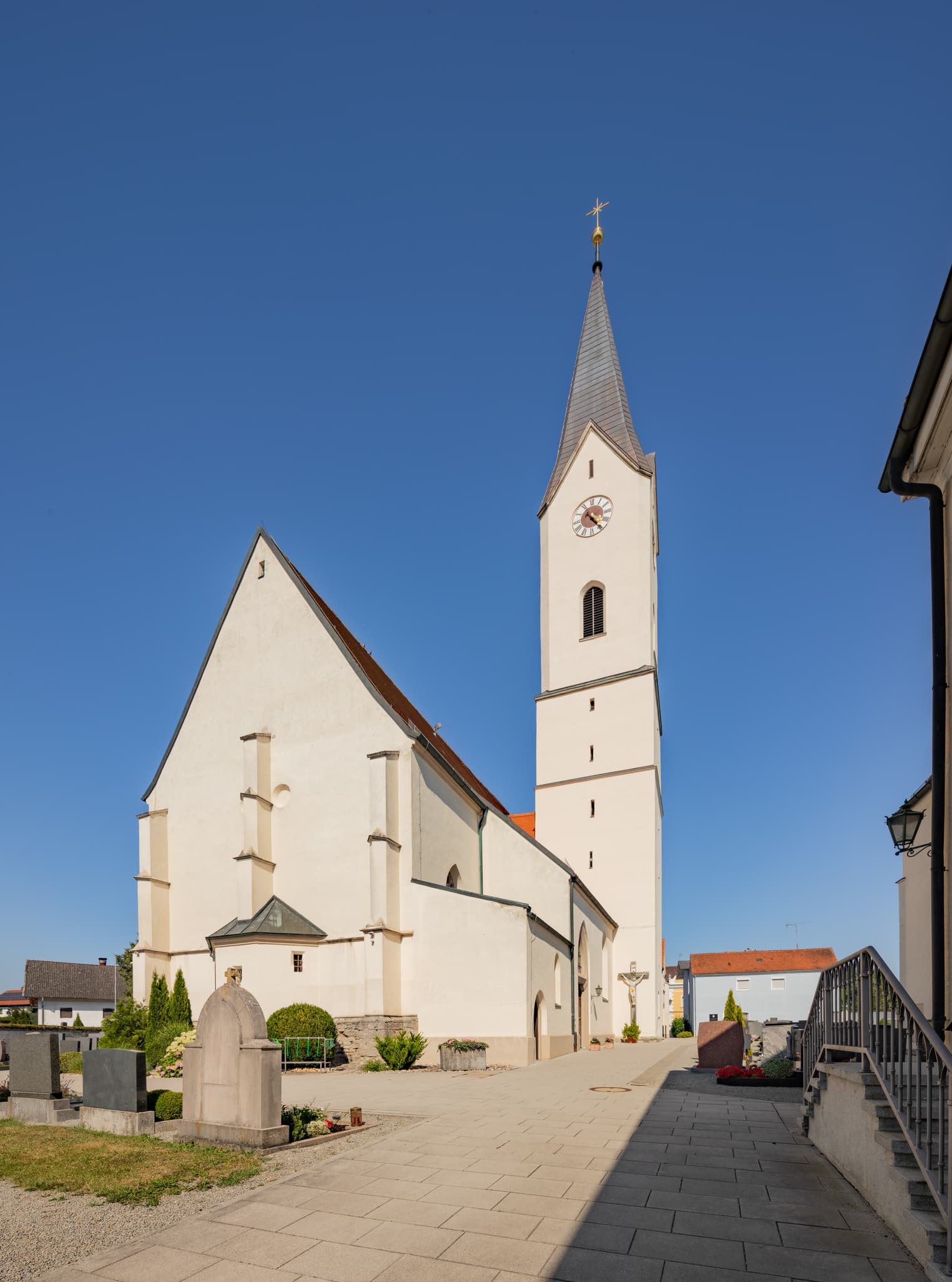 Die Pfarrkirche Maria Himmelfahrt in Karpfham, einem Ortsteil von Bad Griesbach im Landkreis Passau, Niederbayern, Deutschland. Im Herzen des Bäderdreiecks.