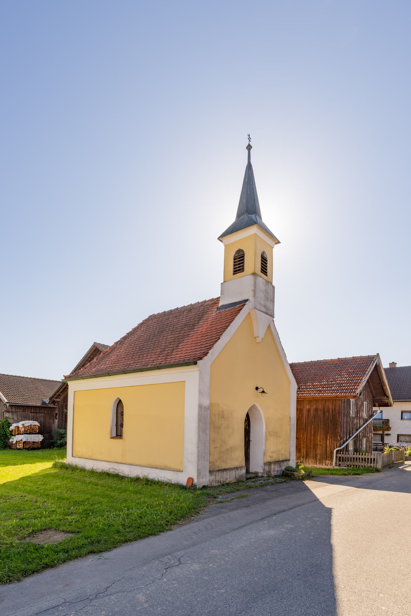 Kapelle in Lapperding, Johanniskirchen im Landkreis Rottal-Inn, Niederbayern. Ortsansicht im ländlichen Holzland, Deutschland.