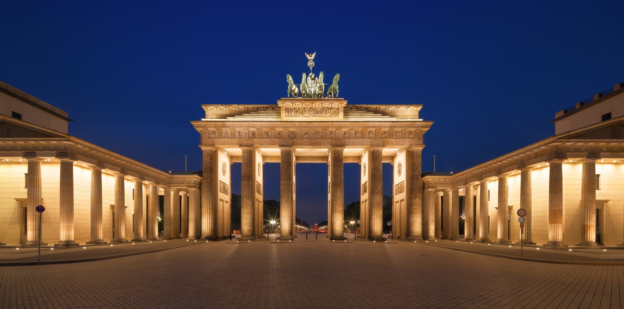 Abendaufnahme des Brandenburger Tors in Berlin, Deutschland. Ein Wahrzeichen der Hauptstadt Berlin, Regierungsbezirk Berlin.