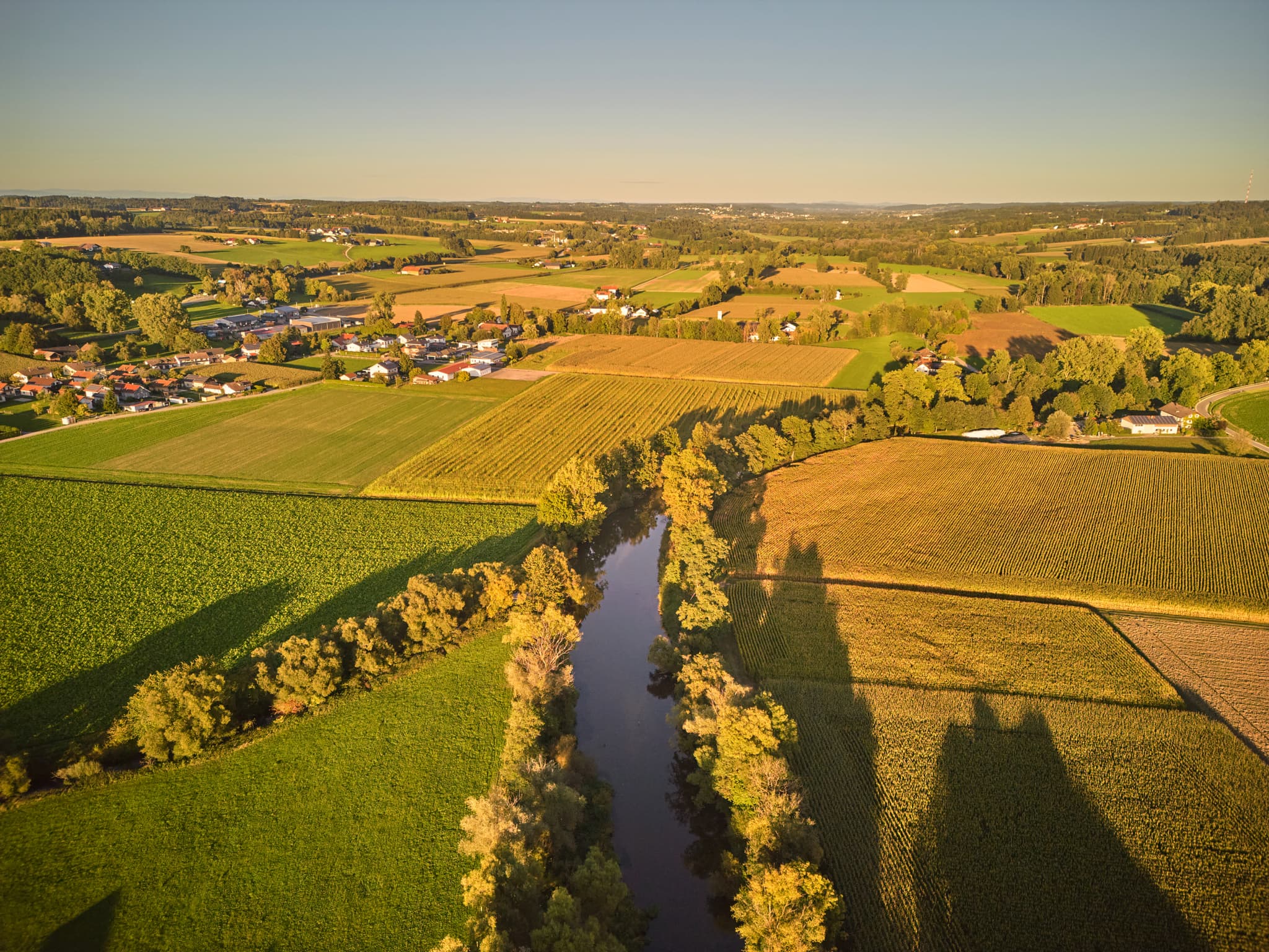 Flusslandschaft Rott abwärts von Löffelmühle, Hebertsfelden. Typische Szenerie Holzland, Rottal-Inn, Niederbayern, Deutschland. Felder und Fluss im Abendlicht.