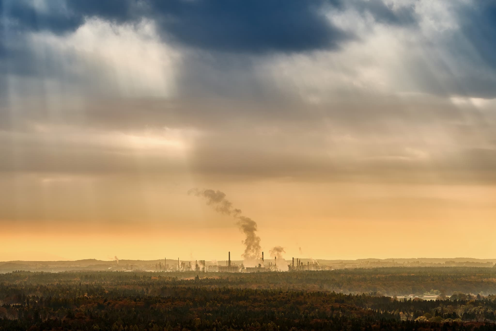 Winterliches Luftbild von Marktl am Inn nach einem Schneebruch am Bruckberg in Oberbayern, Inn-Salzach Region, Deutschland. Eindrucksvolle Schneelandschaft.