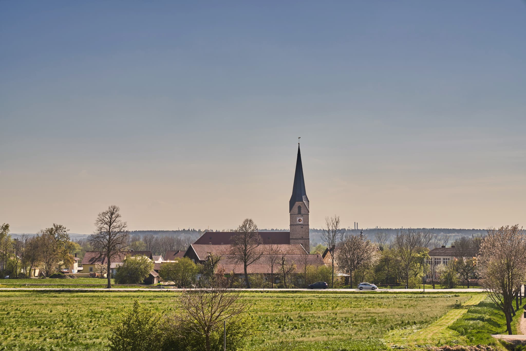 Panoramablick auf die Gemeinde Stammham, Landkreis Altötting, Oberbayern. Diese Ortsansicht in der Region Inn-Salzach mit Pfarrkirche St. Laurentius.