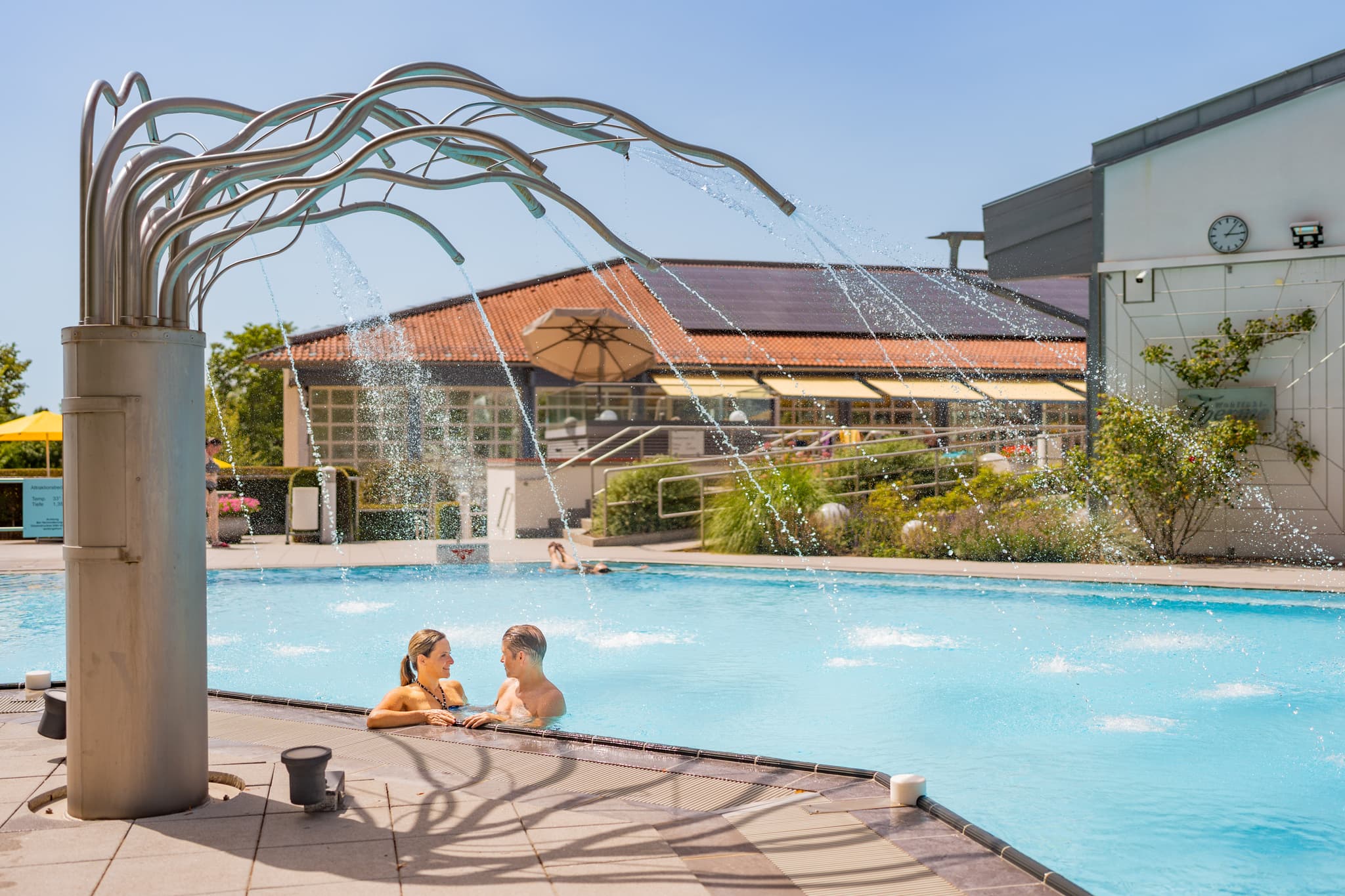Doris und Harry entspannen im Pool der Wohlfühltherme in Bad Griesbach, Landkreis Passau, Niederbayern, Deutschland.
