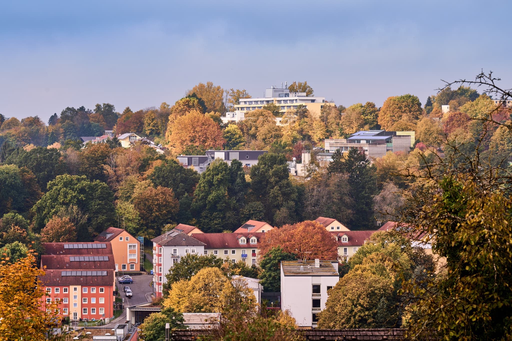Gartlberg Aussicht im Herbst, Pfarrkirchen, Rottal-Inn, Niederbayern. Blick auf Krankenhaus, Holzland, Deutschland.