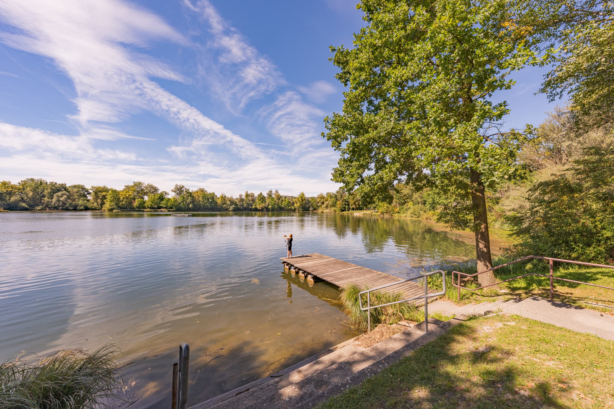 Badesee bei Kirchdorf am Inn, Rottal-Inn, Niederbayern, Deutschland. Idyllische Naturlandschaft im Bäderdreieck mit Steg. Ideal für Sommer-Erholung.