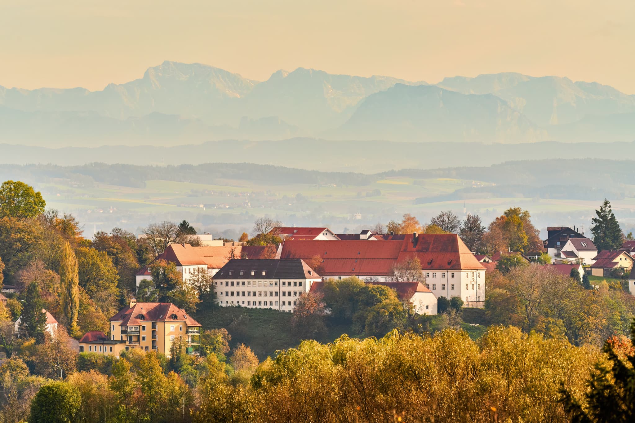Herbstliche Ansicht des Lederbach Golfclubs in Bad Griesbach, Landkreis Passau, Niederbayern, Deutschland. Malerische Landschaft Bäderdreieck und Alpenpanorama.