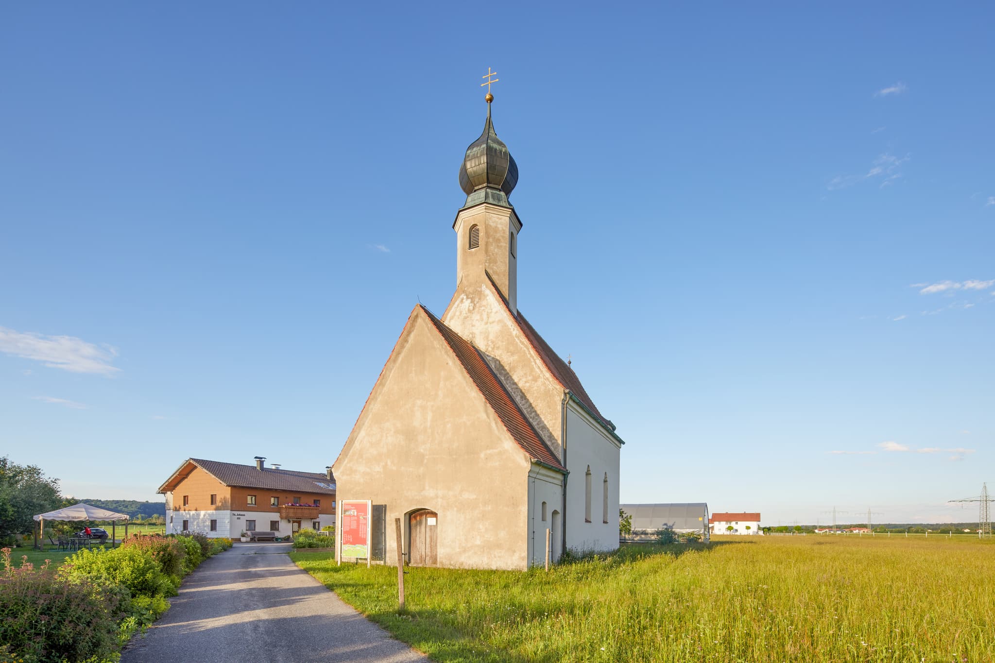 Die St. Johannes Baptist Kirche in Sankt Johann bei Neuoetting, Altötting, Oberbayern, Region Inn-Salzach, Deutschland, ist eine kleine, charmante Landkirche.