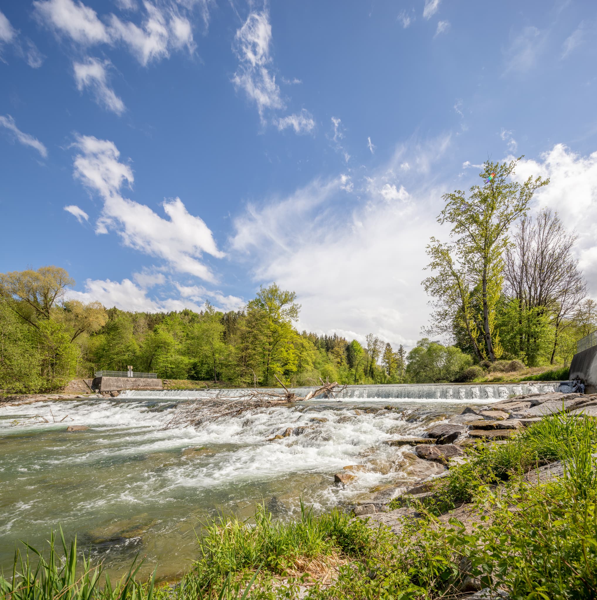Ansicht des oberen Wasserfalls der Alz in Garching, Altötting, Oberbayern. Eine charakteristische Flusslandschaft der Region Inn-Salzach in Deutschland.