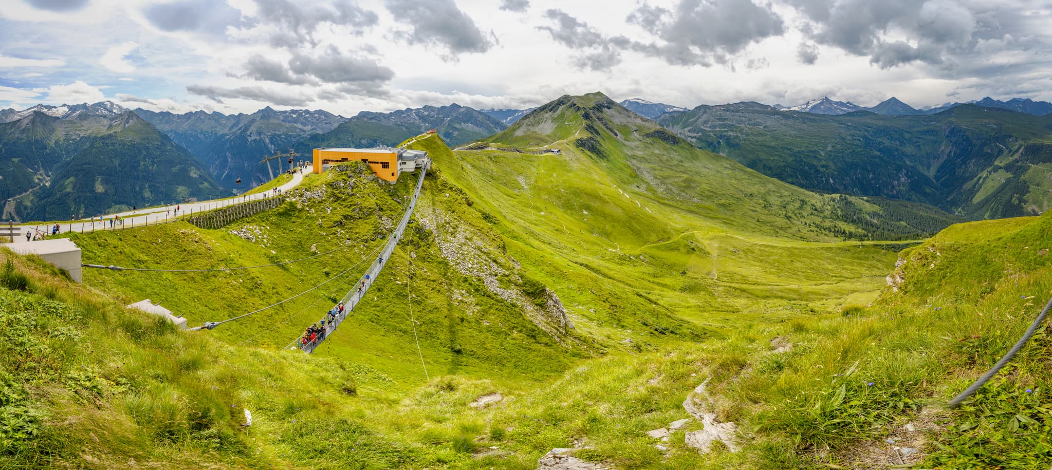 Panorama vom Stubnerkogel in Bad Gastein, St. Johann im Pongau, Salzburg. Die grüne Alpinlandschaft zeigt eine beeindruckende Bergkulisse im Pongau, Österreich.