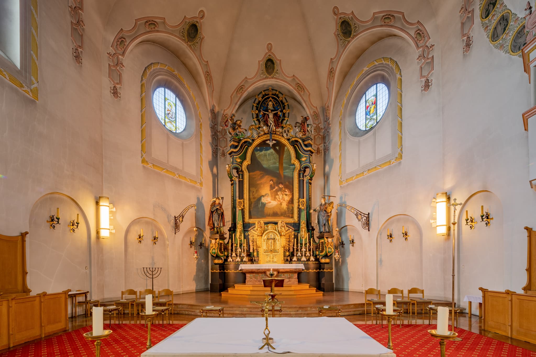 Stadt Pfarrkirche Heilige Familie in Bad Griesbach, Landkreis Passau, Niederbayern, Bayern. Das Bild zeigt die Kirchenbänke und die Deckenmalerei.