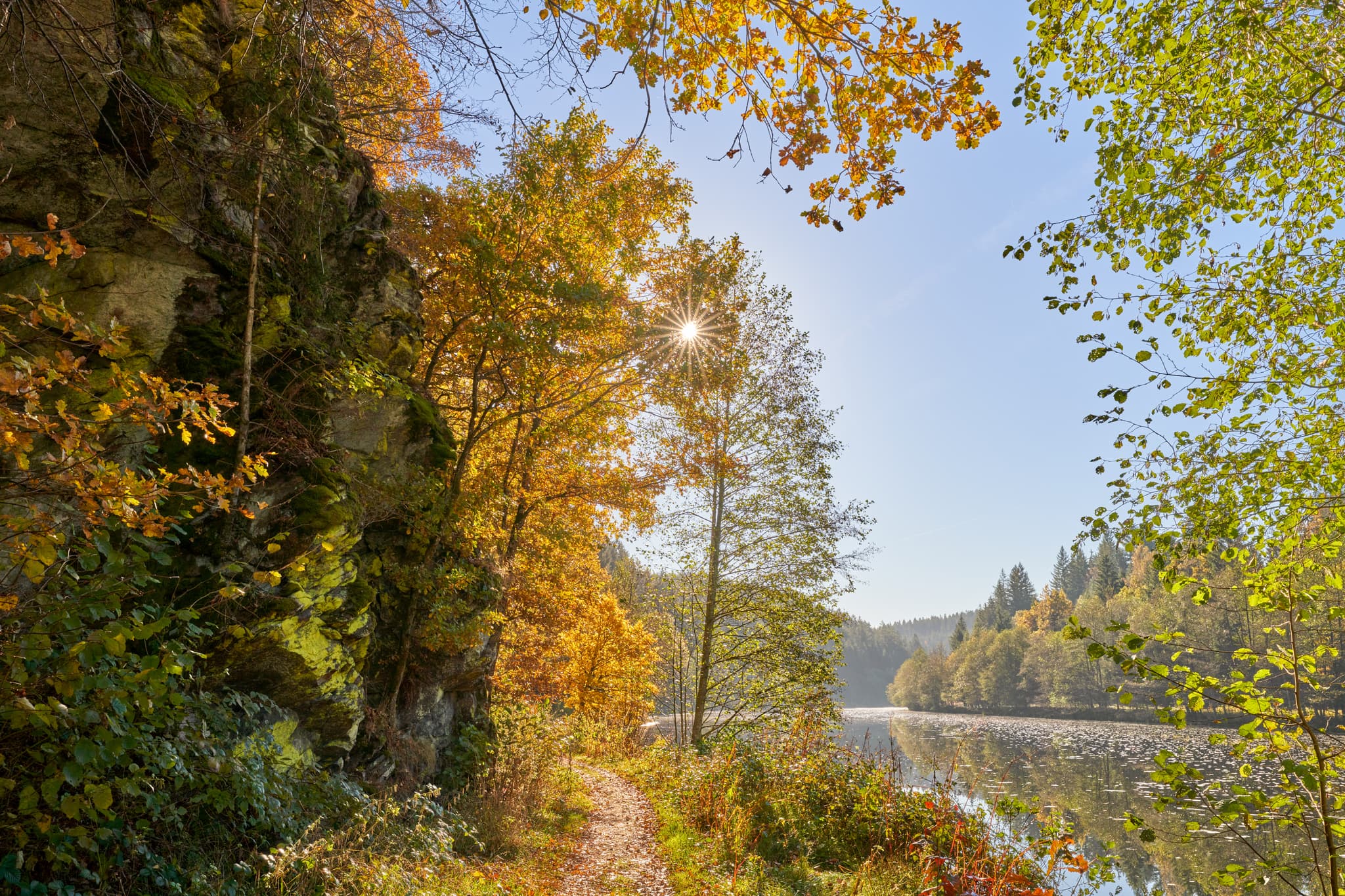 Herbsttag am Schwarzen Regen bei Gumpenried-Asbach, Geiersthal, Landkreis Regen, Niederbayern. Malerische Flusslandschaft im Bayerischen Wald, Deutschland.