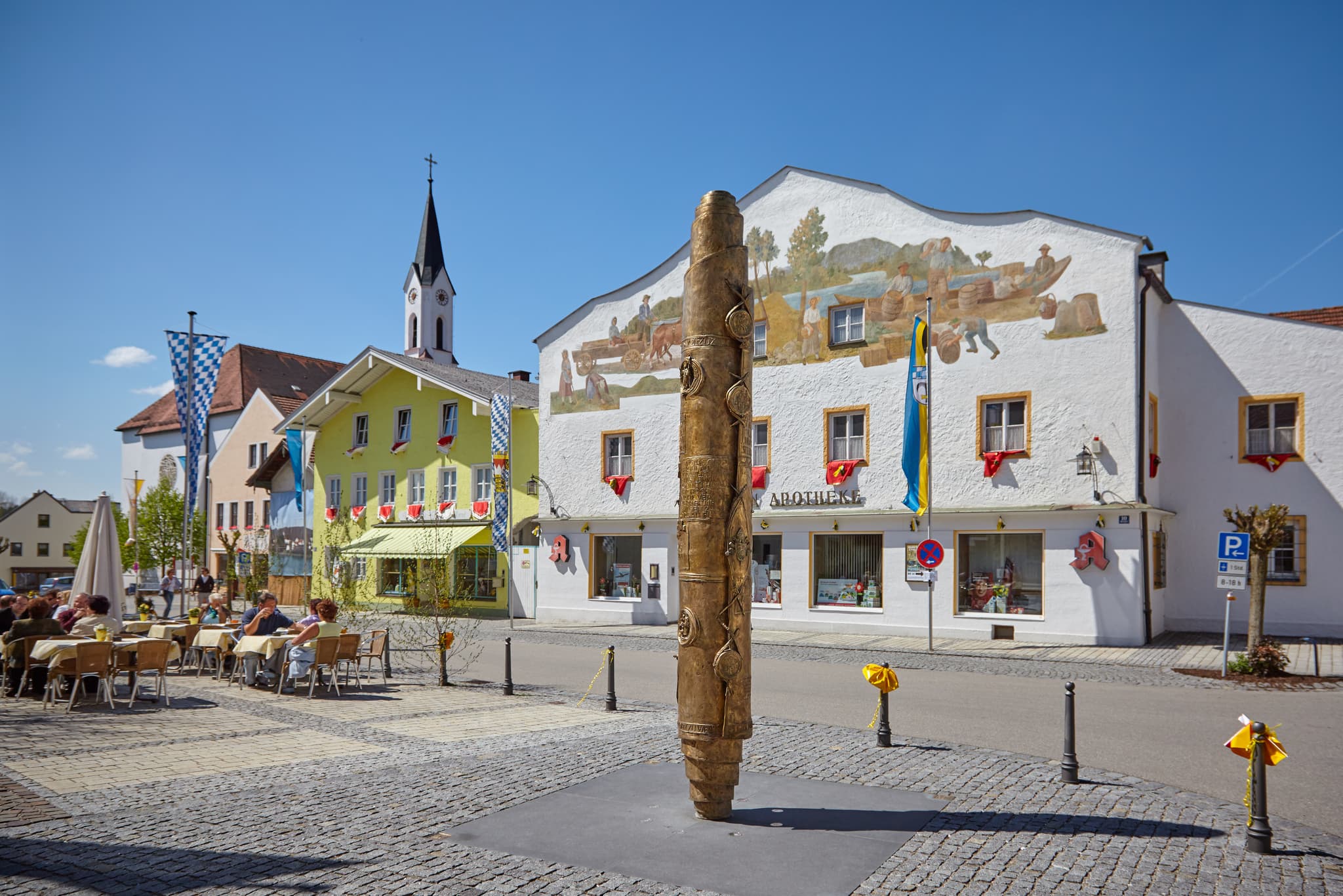 Am Geburtshaus von Papst Benedikt XVI steht die Papstsäule in Marktl am Inn, Landkreis Altötting, Oberbayern, Region Inn-Salzach, Bayern, Deutschland.
