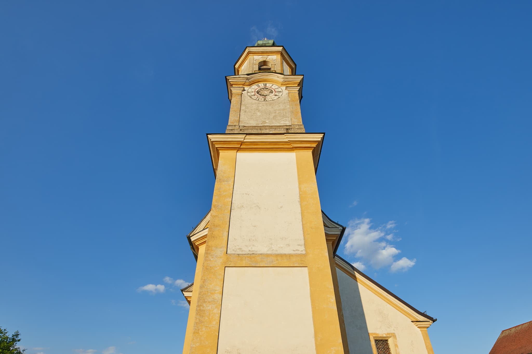 Die Kirche St. Peter und Paul in Erharting, Landkreis Mühldorf am Inn, Oberbayern. Ein beeindruckendes Bauwerk in der Region Inn-Salzach, Deutschland.