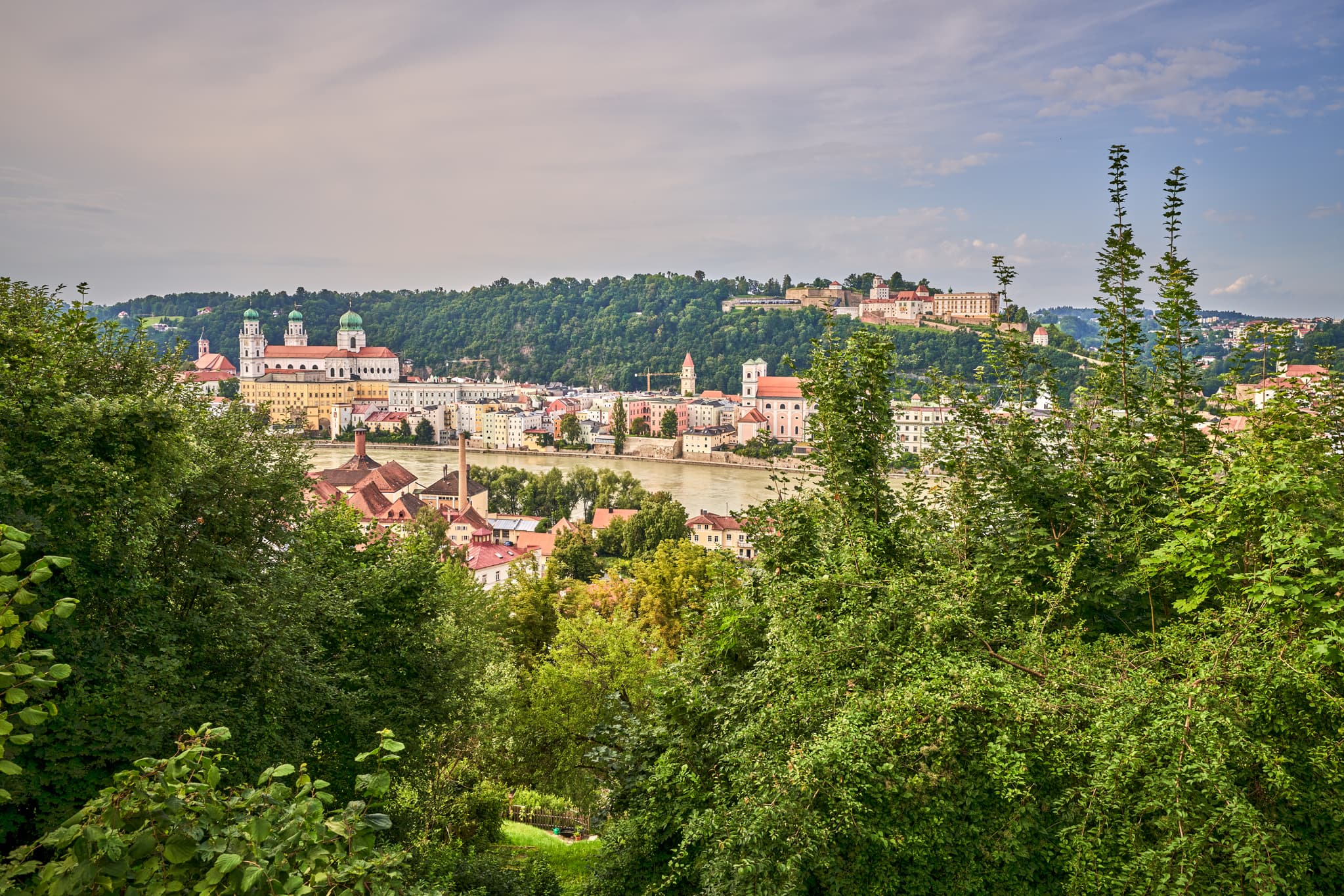 Panorama von Innstadt Mariahilf in Passau, Niederbayern, Deutschland. Entdecken Sie die Schönheit des Bayerischen Waldes und die historische Altstadt.
