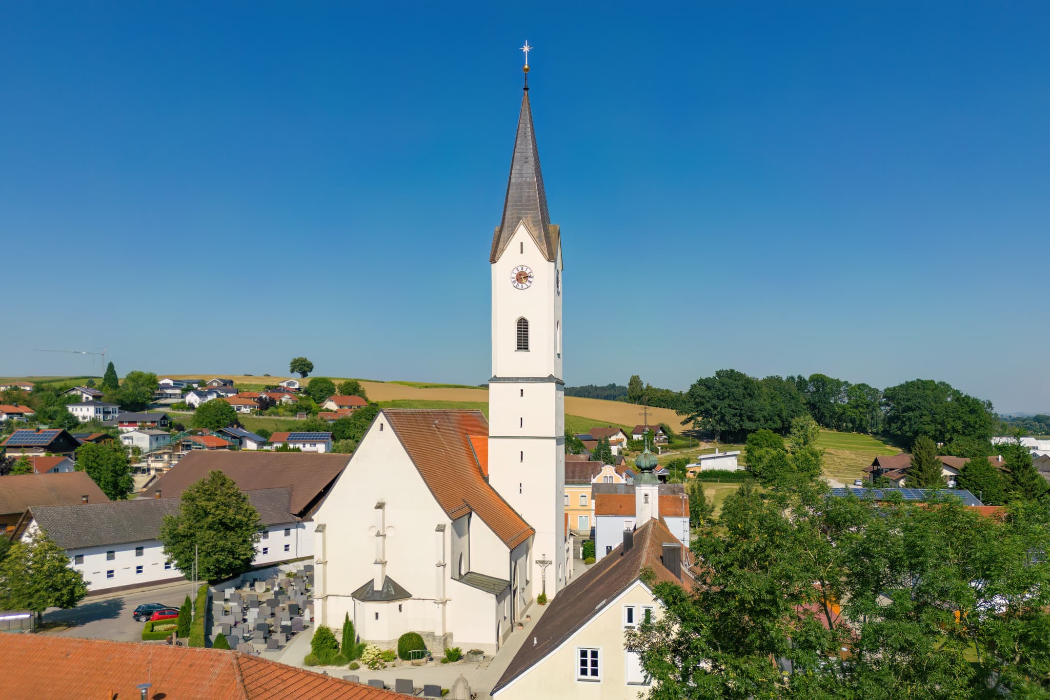 Karpfham Pfarrkirche Maria Himmelfahrt in Bad Griesbach, Landkreis Passau, Niederbayern, im Bayerischen Wald gelegen. Beeindruckendes Luftbild der Kirche.