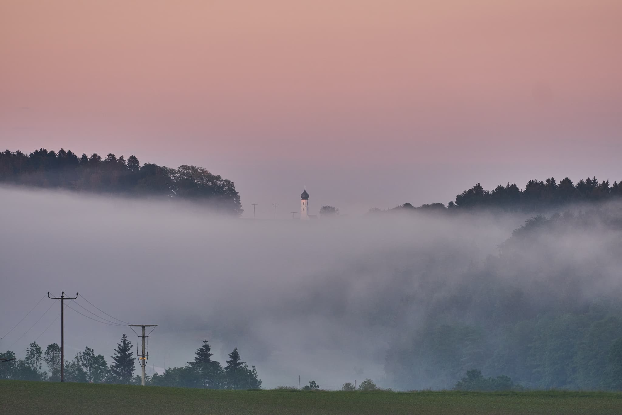 Nebel am Morgen von Golderberg nach Endlkirchen in der Gemeinde Reischach, Landkreis Altötting, Oberbayern, Region Inn-Salzach, Deutschland.