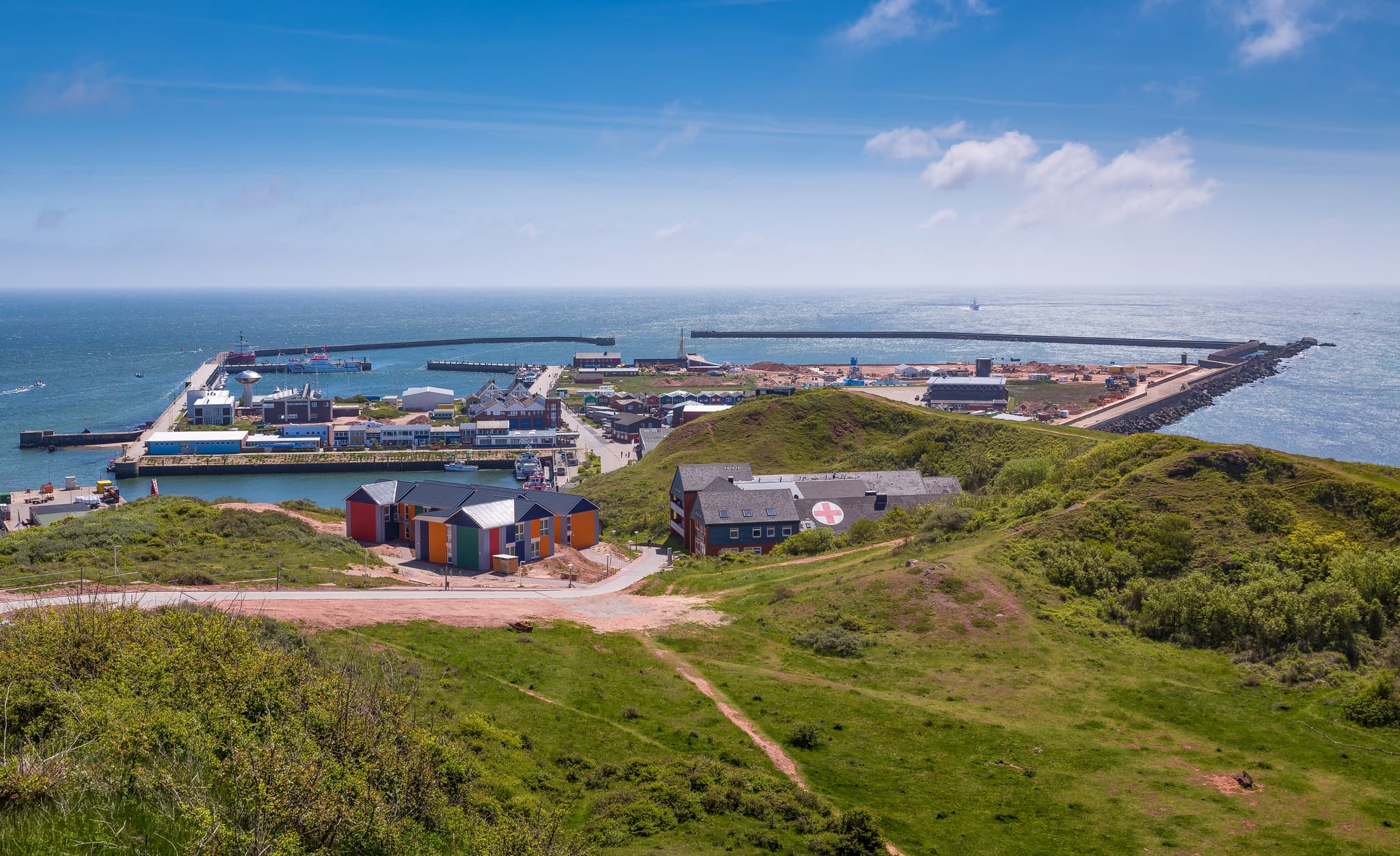 Blick über den Helgoland Hafen mit farbenfrohen Häusern auf Helgoland, Landkreis Pinneberg, Schleswig-Holstein. Die Region Holstein in Deutschland.