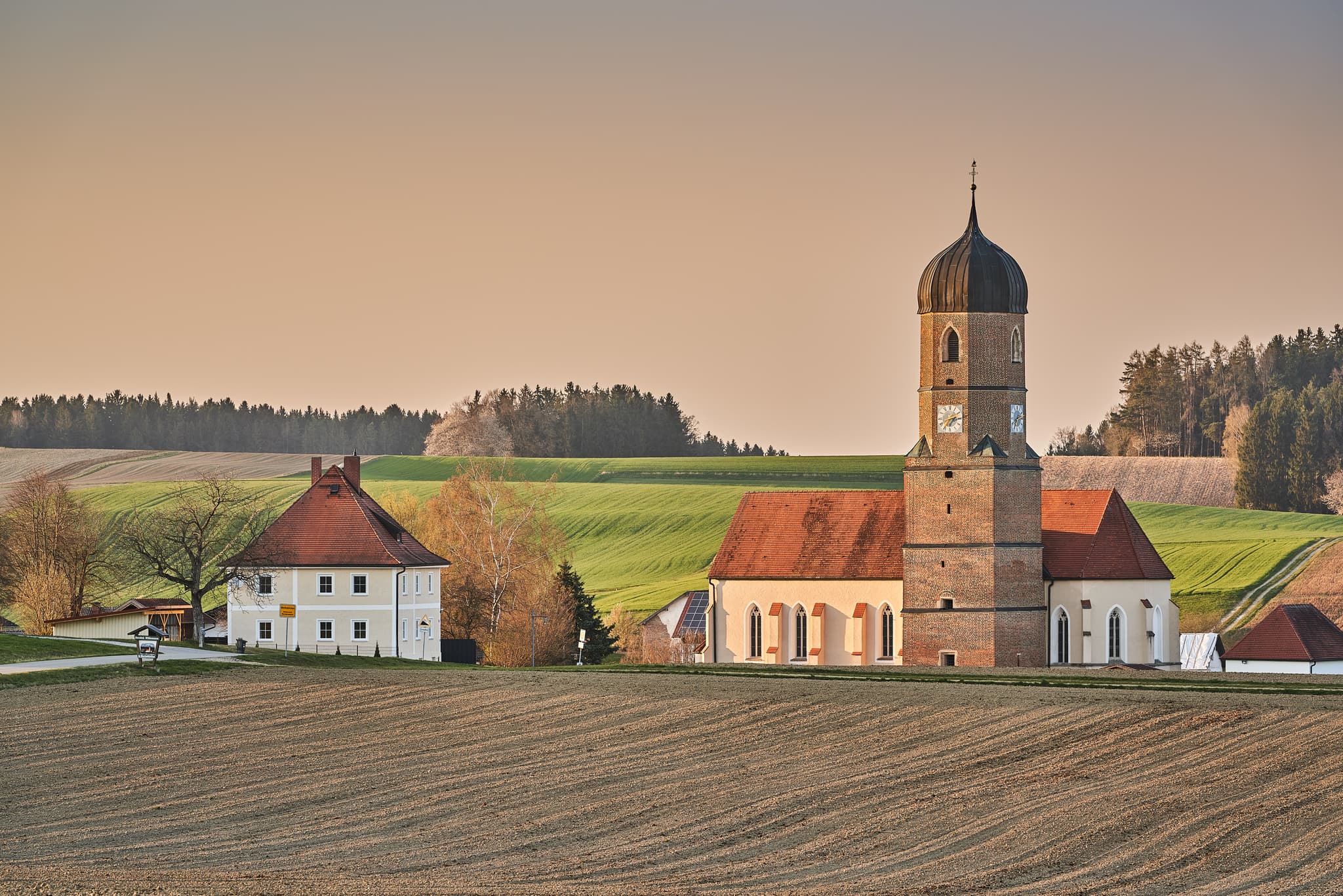 Filialkirche St. Martinus Martinskirchen, Wurmannsquick, Rottal-Inn, Niederbayern, Deutschland. Kirche im Holzland, umgeben von Feldern und Wegen.