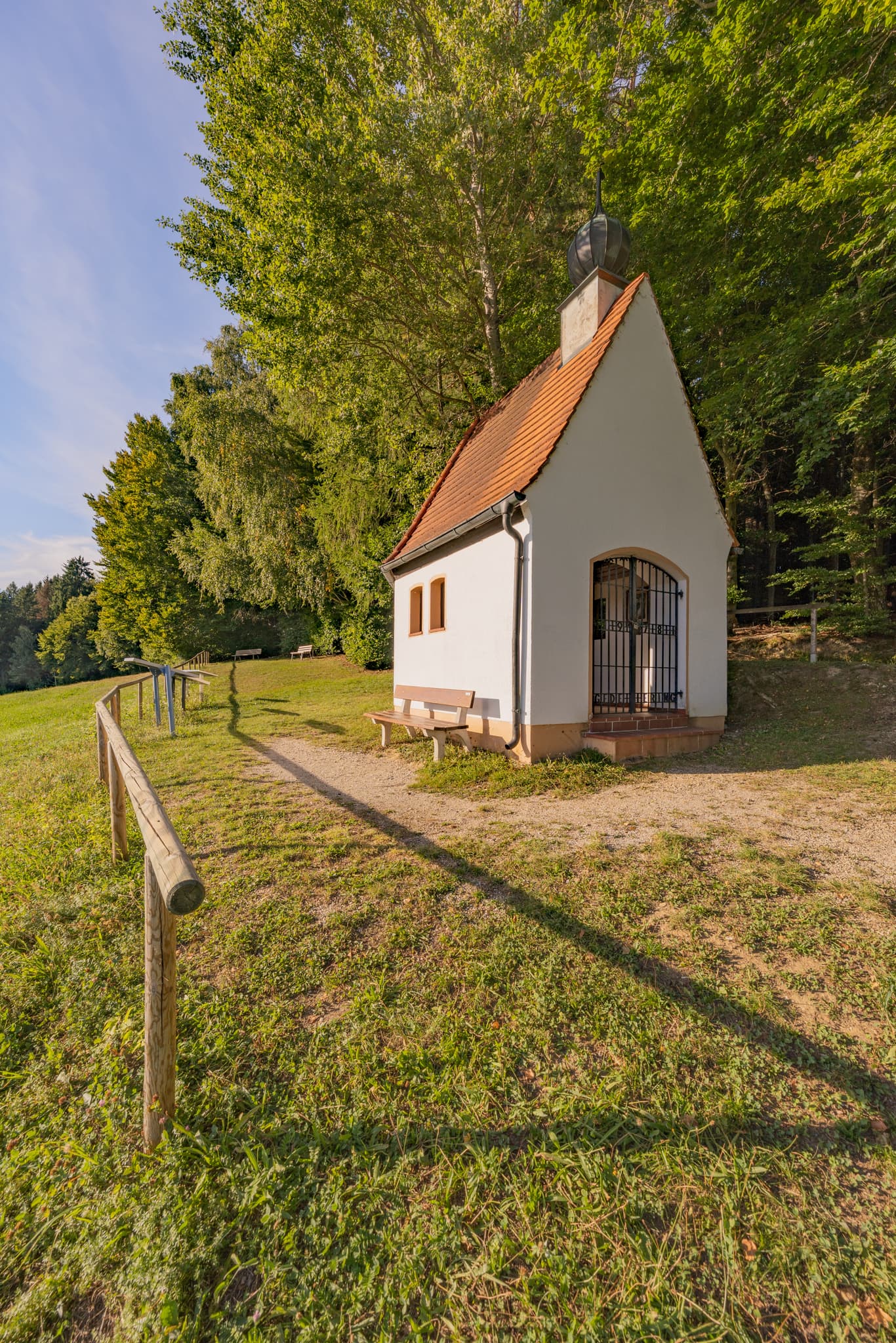 Bertenöder Kapelle in Stubenberg, Rottal-Inn, Niederbayern, Deutschland. Kapelle am Waldrand im Holzland. Grünfläche und Bäume.