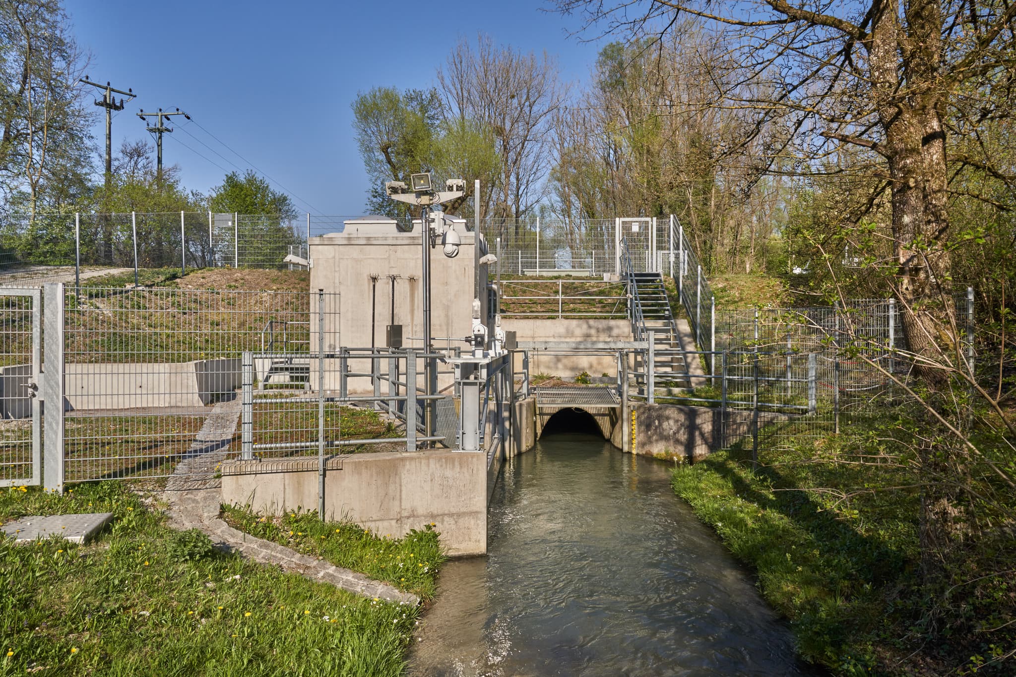 Fischtreppe am Inn Kraftwerk in Stammham, Altötting, Oberbayern, Deutschland. Die Anlage ermöglicht Fischwanderung im Inn-Salzach-Gebiet mit Kanal.