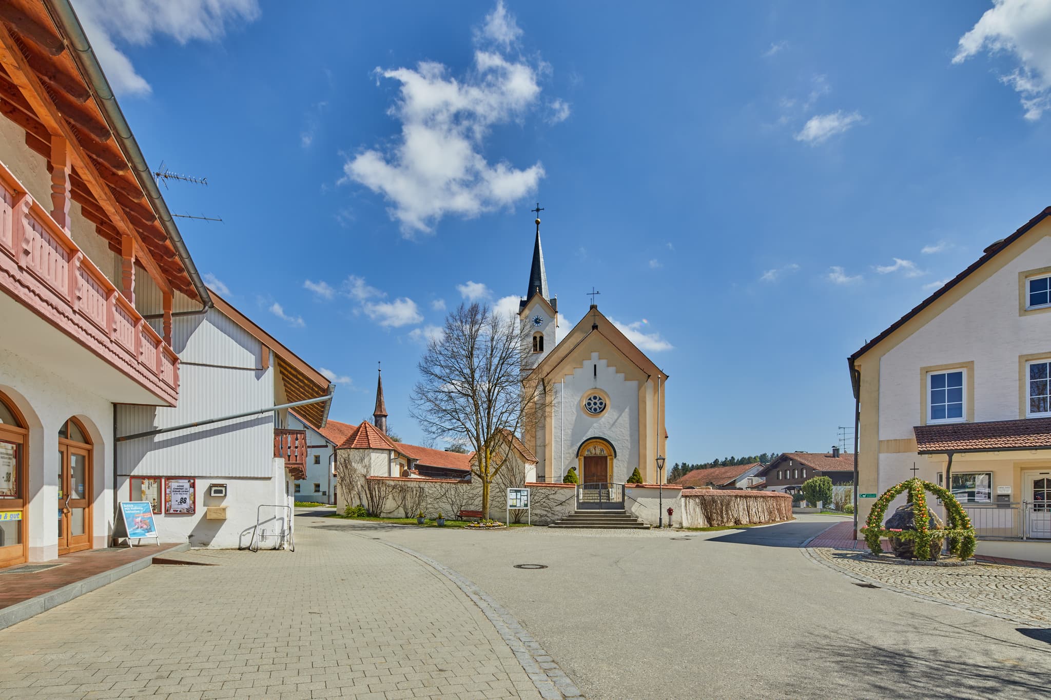 Pfarrkirche St. Peter und Paul prägt das Ortszentrum von Erlbach im Landkreis Altötting. Oberbayern, Deutschland, Region Inn-Salzach.