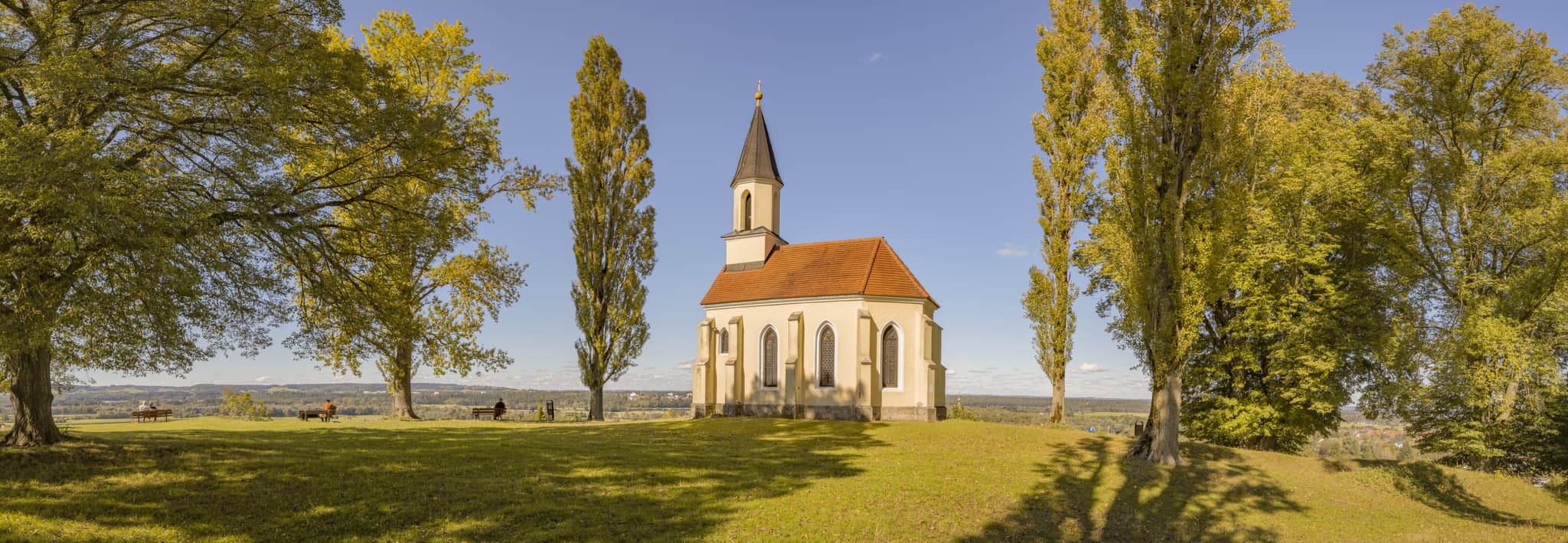 Kapelle St. Georg in Schlossberg, Kraiburg, Mühldorf am Inn, Oberbayern, Inn-Salzach, Deutschland. Das Bauwerk steht auf einem Hügel, umgeben von Bäumen.