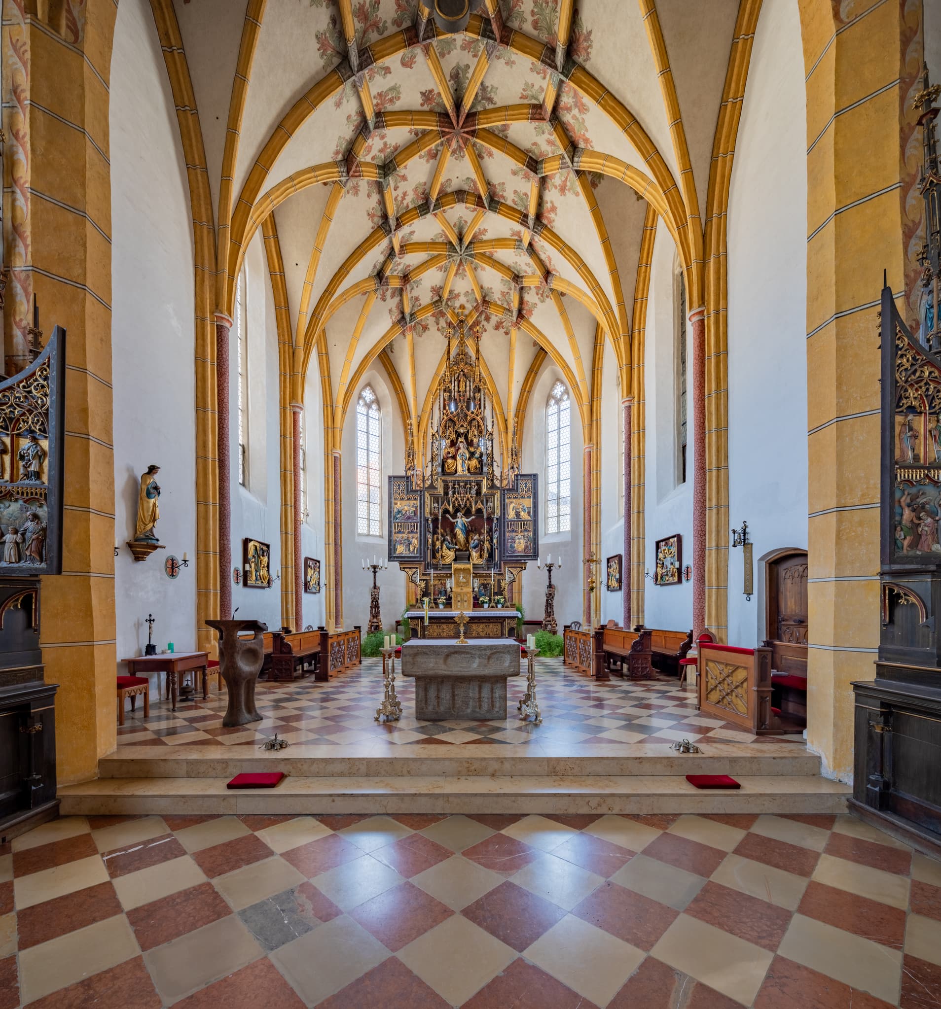 Die prachtvolle Pfarrkirche Maria Himmelfahrt in Karpfham, Bad Griesbach im Landkreis Passau, Niederbayern, Deutschland. Ein Juwel im Bayerischen Wald.