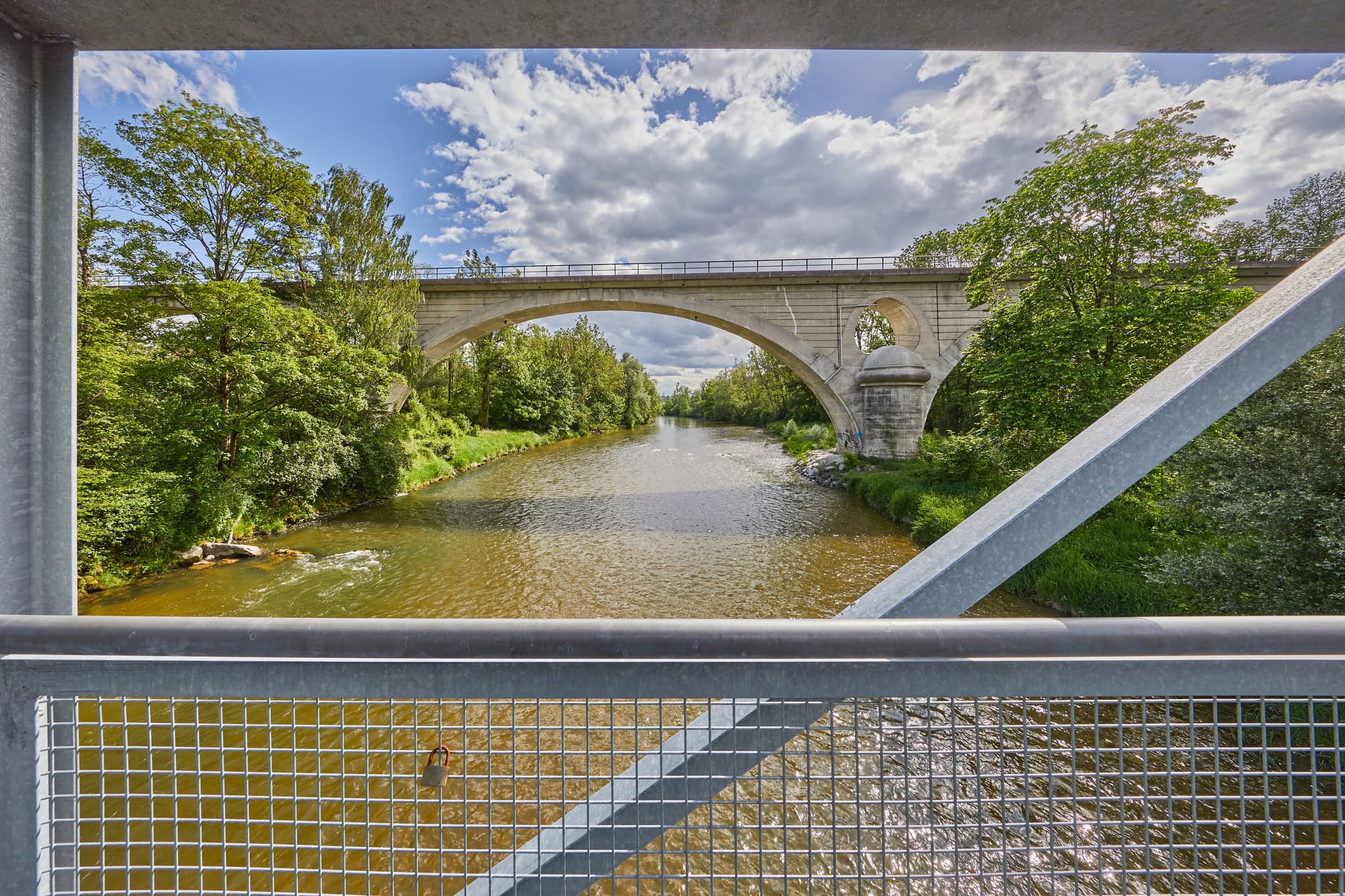 Neue Fahrrad- und Fußgängerbrücke in Garching, Altötting, Oberbayern. Die Brücke überspannt einen Fluss in der Inn-Salzach Region, Deutschland.