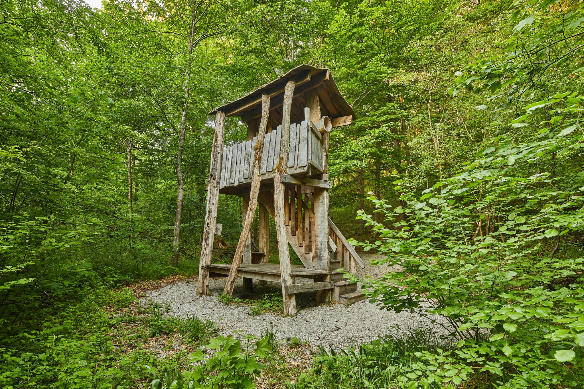 Hölzerner Hochstand auf dem Klosterau Walderlebnispfad Alz Au, nahe Mehring im Landkreis Altötting, Oberbayern, Region Inn-Salzach, Deutschland. Natur pur.