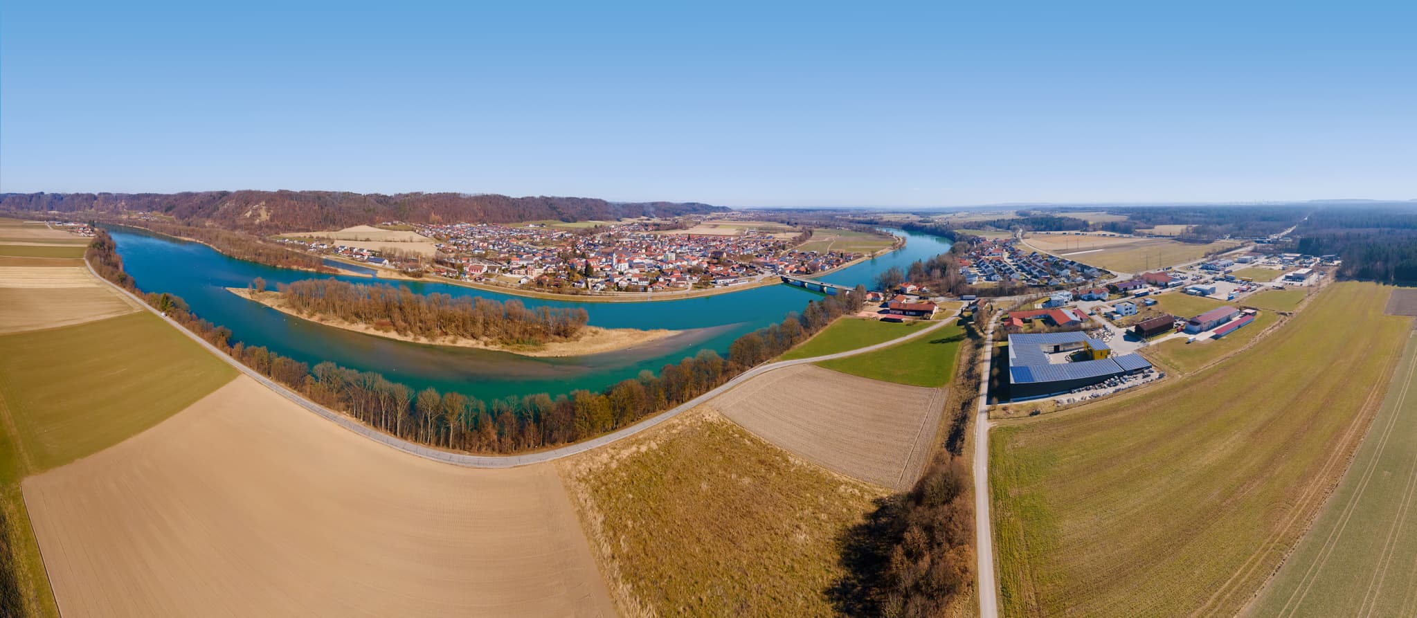 Luftbild von Marktl am Inn in Oberbayern, Landkreis Altötting, Region Inn-Salzach, Deutschland. Das Bild zeigt den Ort, das Gewerbegebiet und den Fluss Inn.