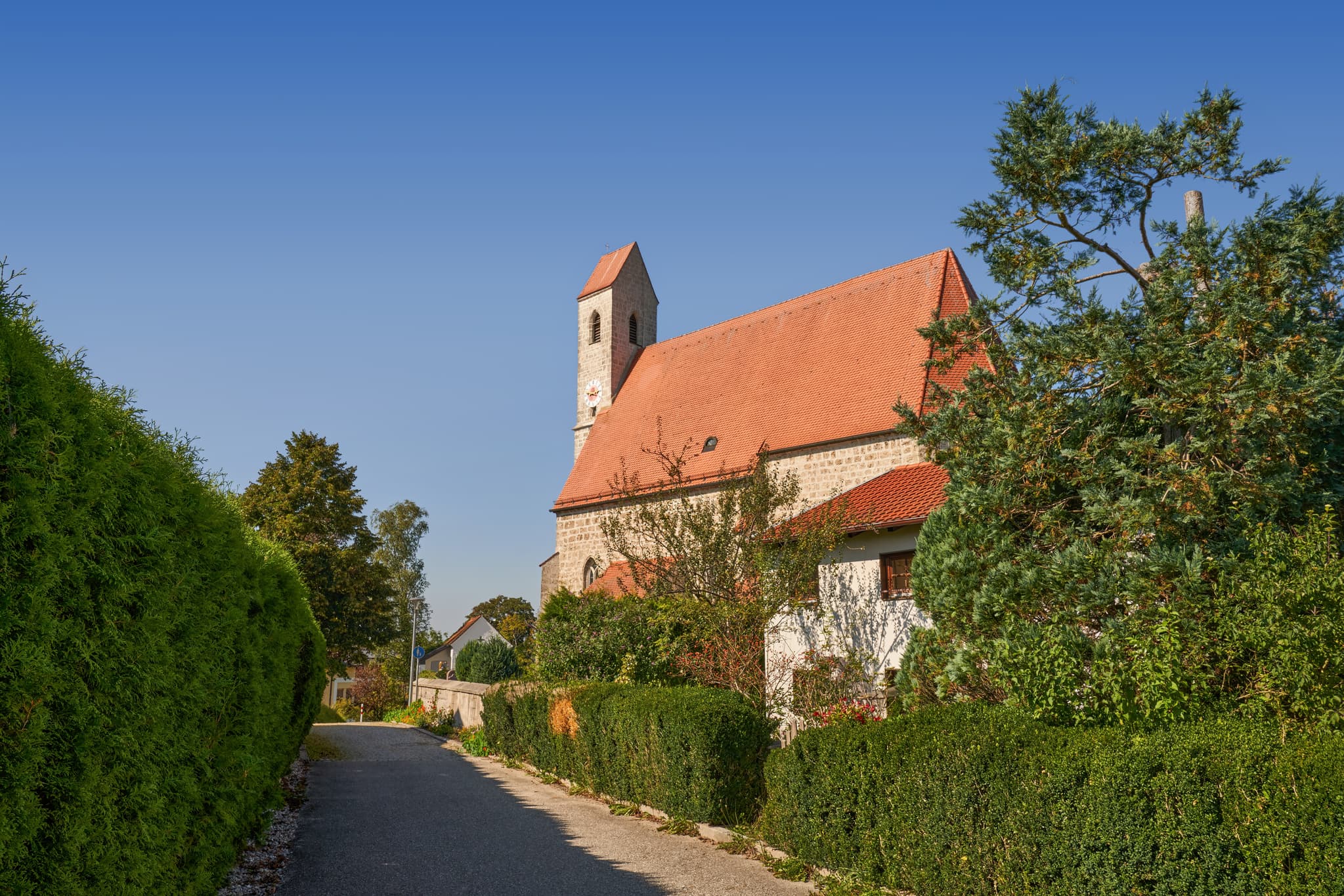 Die Nebenkirche St. Nikolaus in Mehring, Landkreis Altötting, Oberbayern, Inn-Salzach Region in Deutschland.
