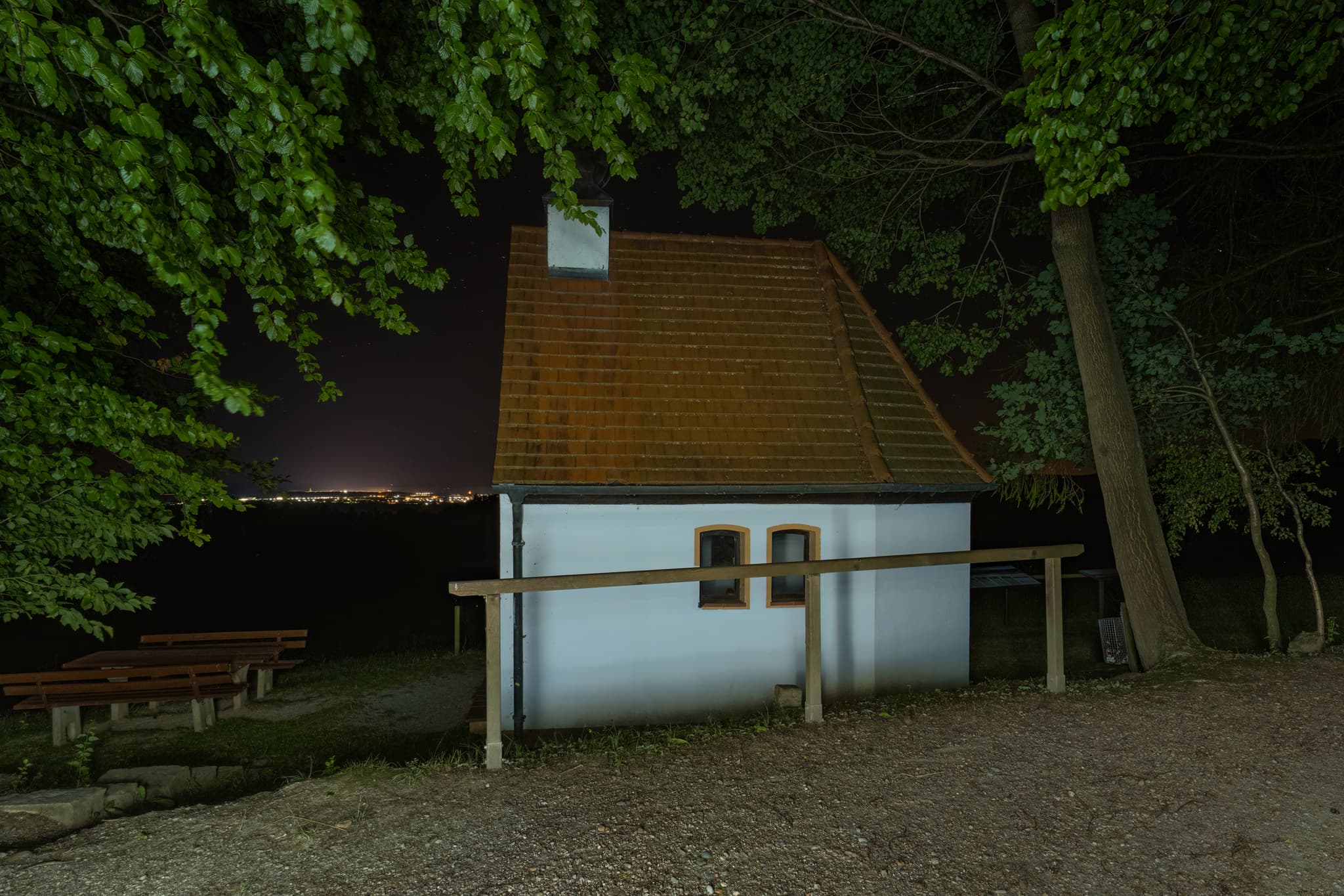 Nachtaufnahme der Bertenöder Kapelle bei Stubenberg im Landkreis Rottal-Inn, Niederbayern. Sternenhimmel im Holzland / Bäderdrieck, Bayern, Deutschland.